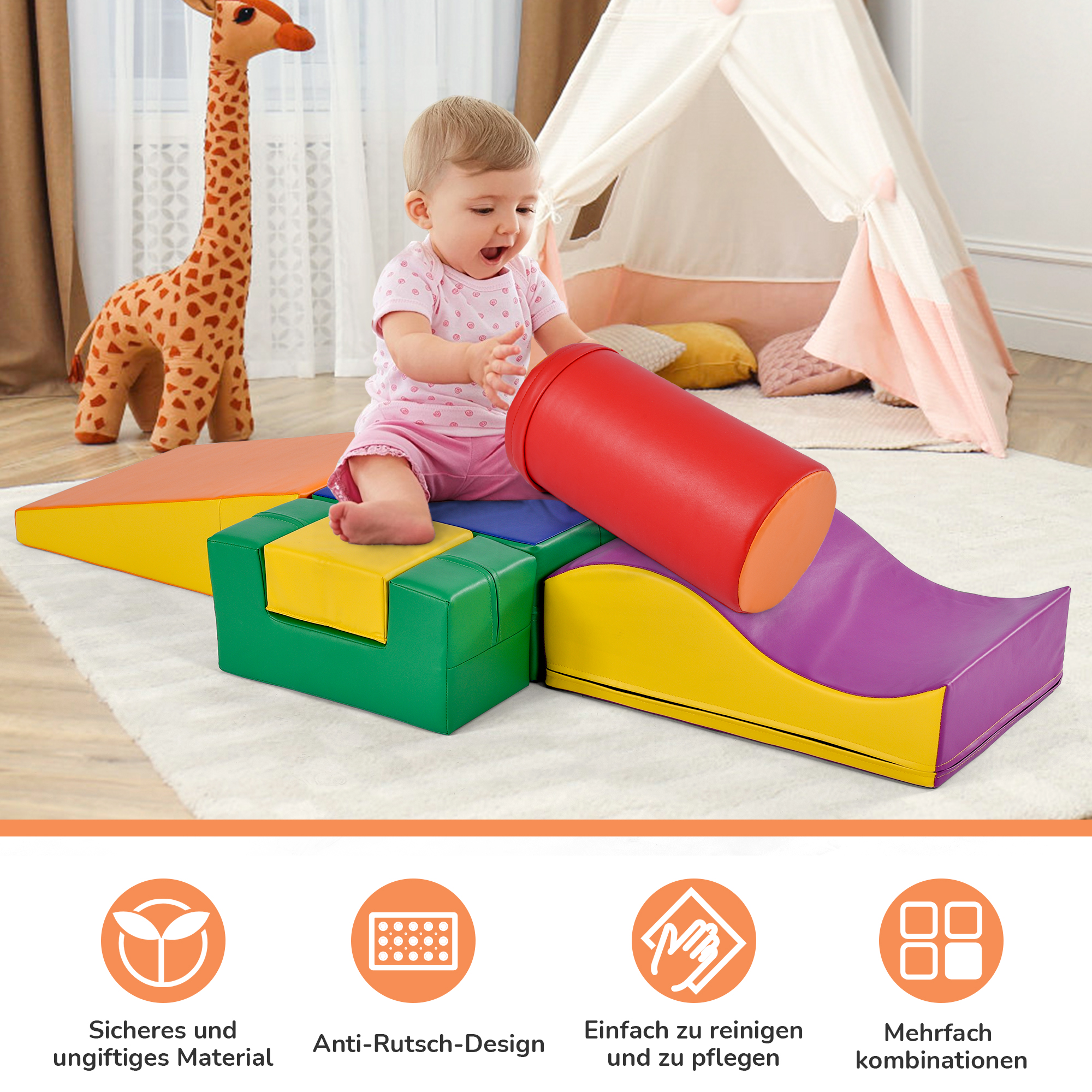 Baby spielt mit dem Spielset. Ein Giraffen-Spielzeug und ein kleines Zelt sind im Hintergrund auf einem Teppich.