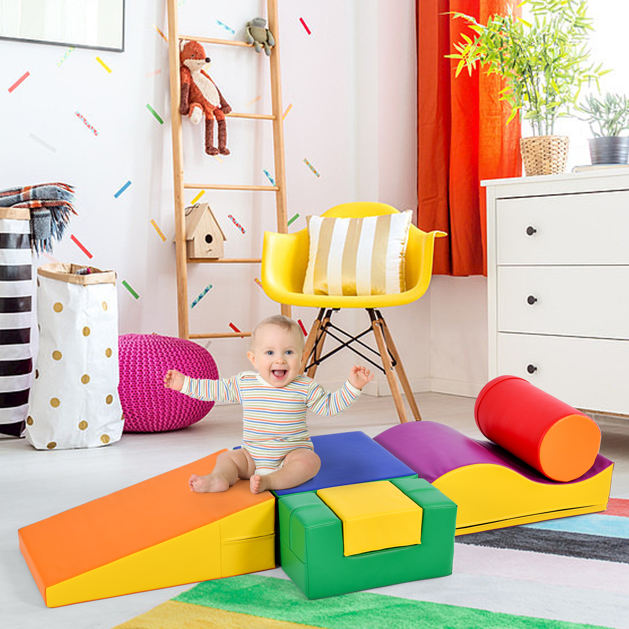 Ein Baby sitzt auf dem Spielset. Ein glückliches Baby in einem Zimmer mit Spielzeug und bunten Objekten.