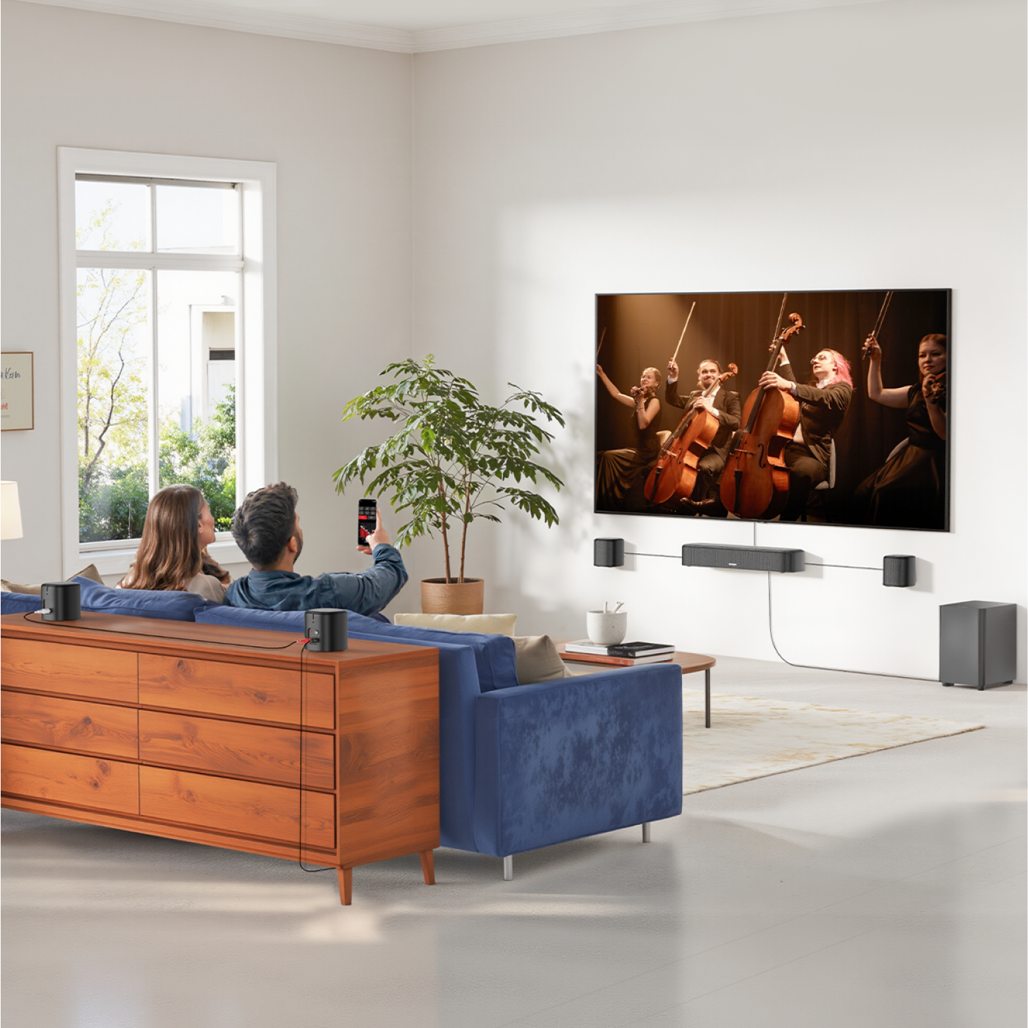 Rodzina ogląda telewizję, system dźwiękowy jest włączony. Mężczyzna trzyma pilota.