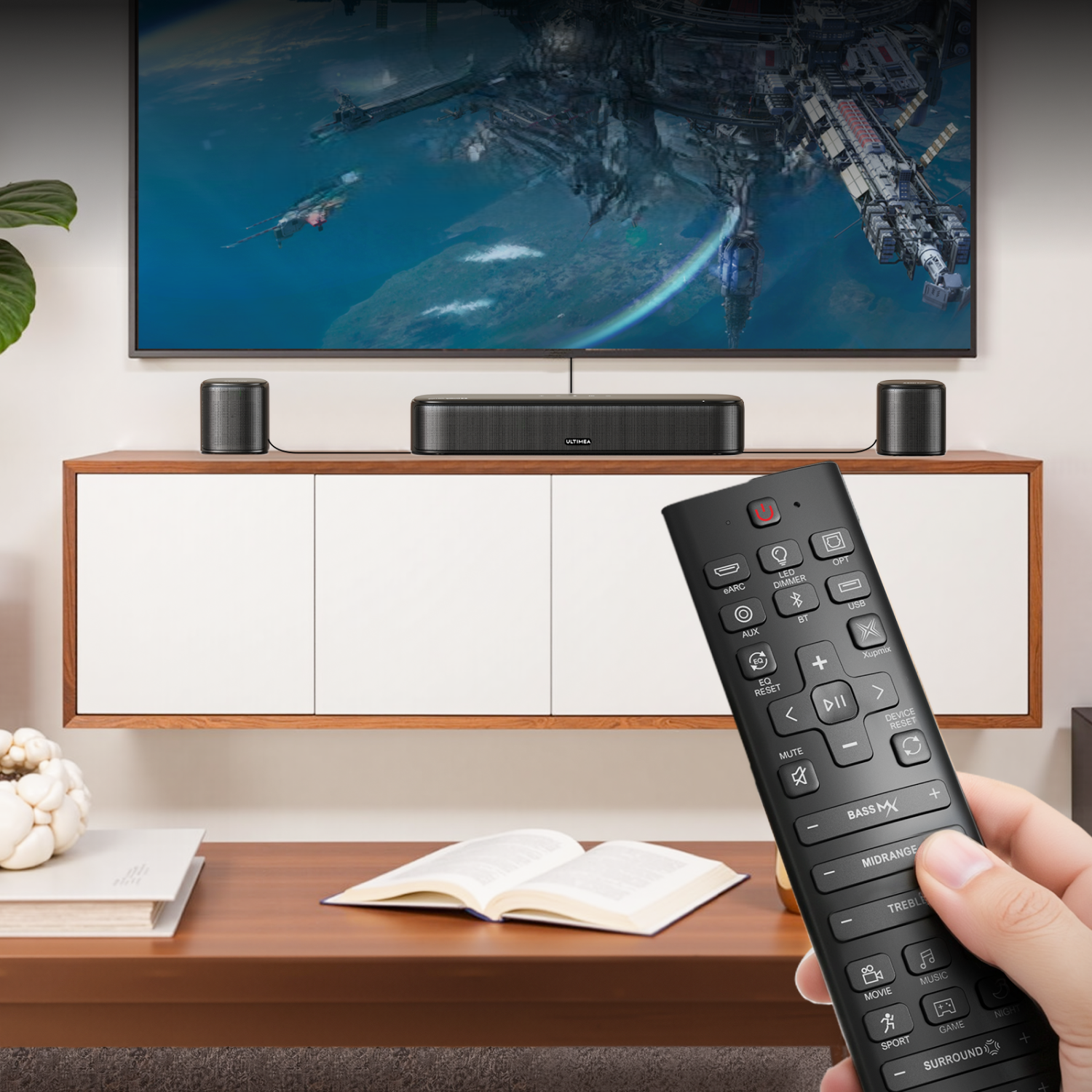 Mężczyzna trzyma pilota. W tle telewizor i system dźwiękowy.