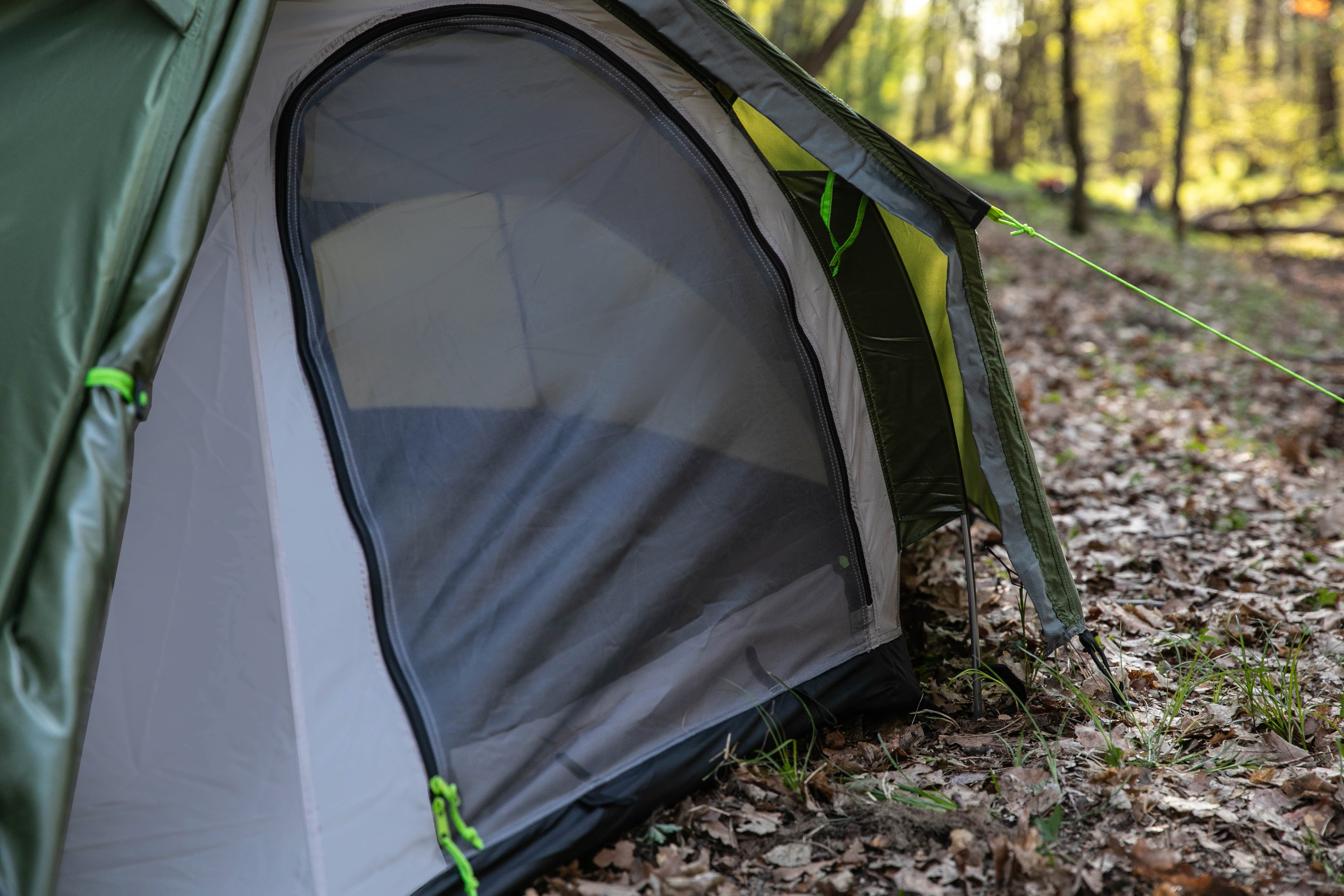 Grüne Zeltecke, mit der Öffnung, die den Wald zeigt. Nahansicht.