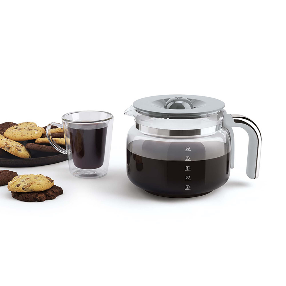Caffettiera, tazza di vetro con caffè, piatto con biscotti. Sfondo e superficie bianchi.