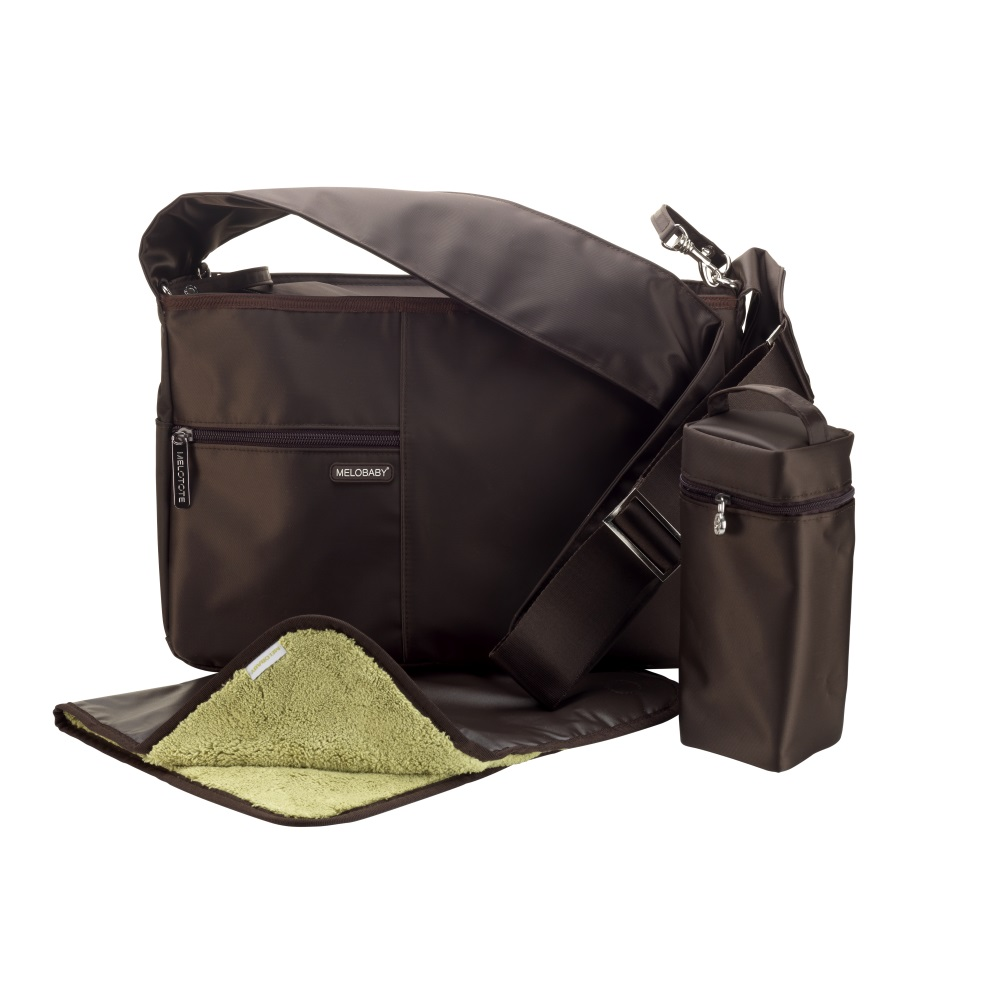 Braune Babytasche mit Wickelunterlage und Flaschenhalter. Der Text "MELOBABY" ist auf der Tasche sichtbar.