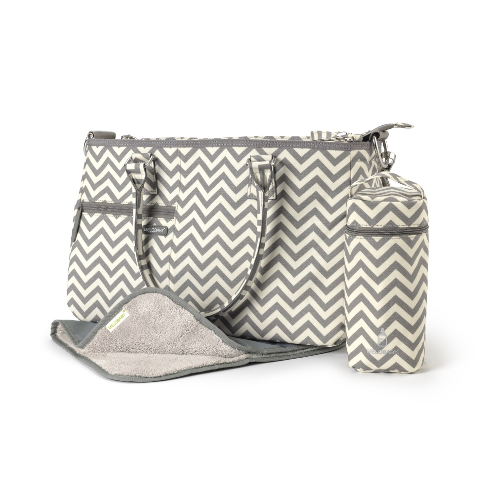 Wickeltaschen-Set mit Wickelunterlage und Flaschenhalter im Chevron-Druck.