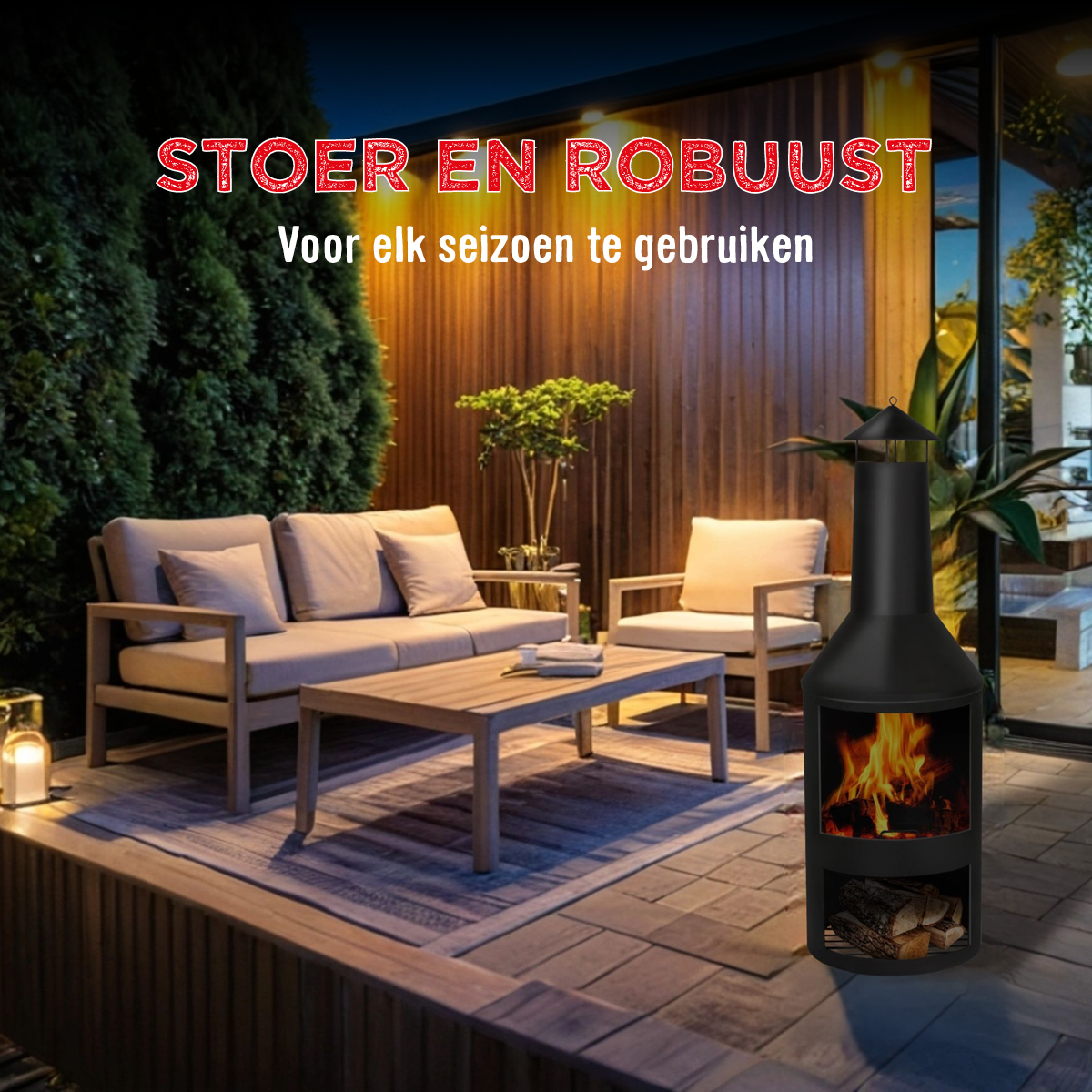 Buitenterras met een open haard, een bank en stoelen. Bomen en een houten muur op de achtergrond.