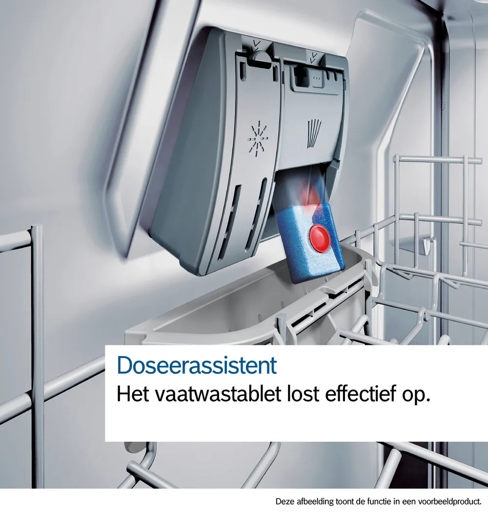 Binnenkant van de vaatwasser met een wasmiddeldispenser. Tekst: De vaatwastablet lost effectief op.