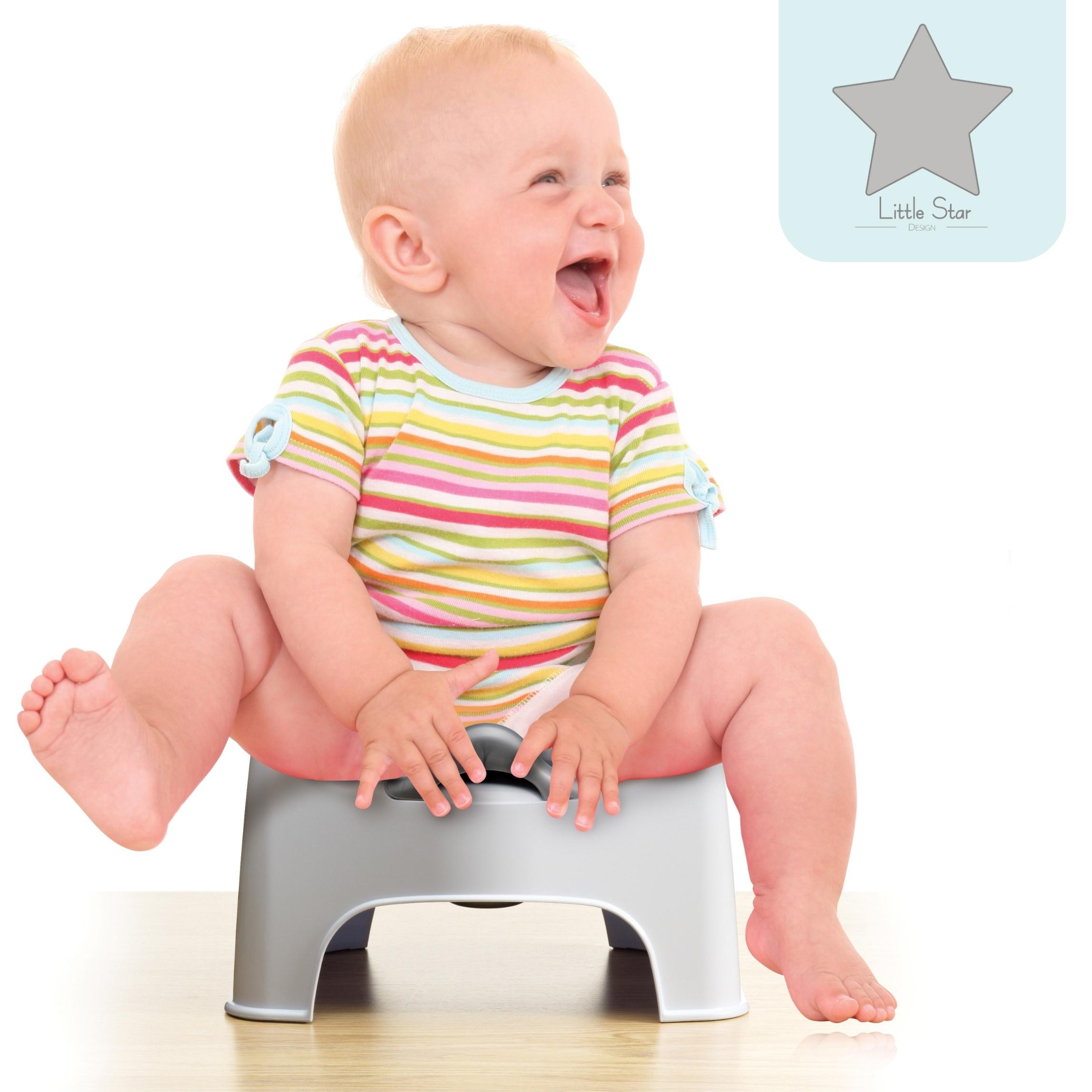 Ein Baby sitzt auf einem Töpfchen und lacht, mit einem Little Star Design Logo.