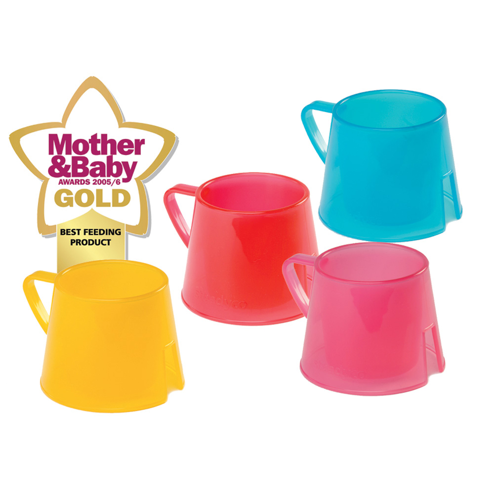Babybecher in verschiedenen Farben mit einer Goldauszeichnung. Text: Bestes Fütterprodukt.