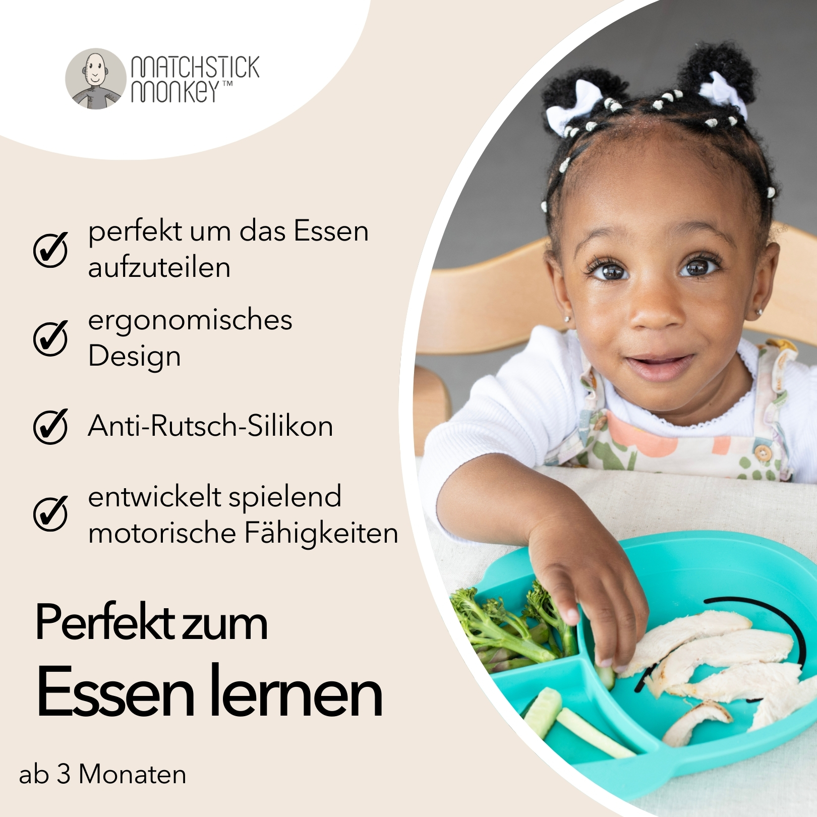 Baby lächelt, sitzt an einem Tisch, mit einem türkisfarbenen Affenteller und Essen.
