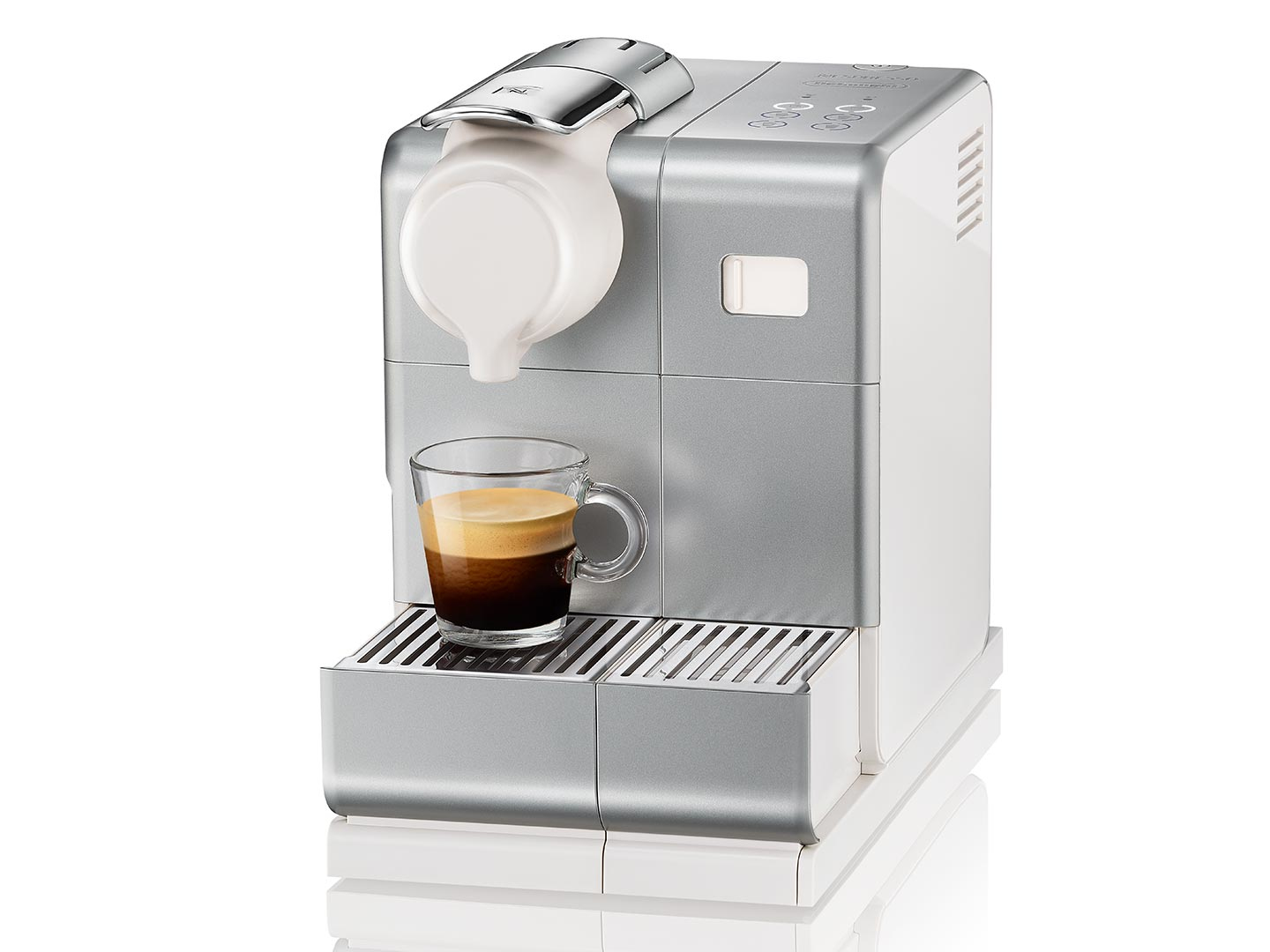 Eine Kaffeemaschine mit einer Glastasse, die Espresso enthält.