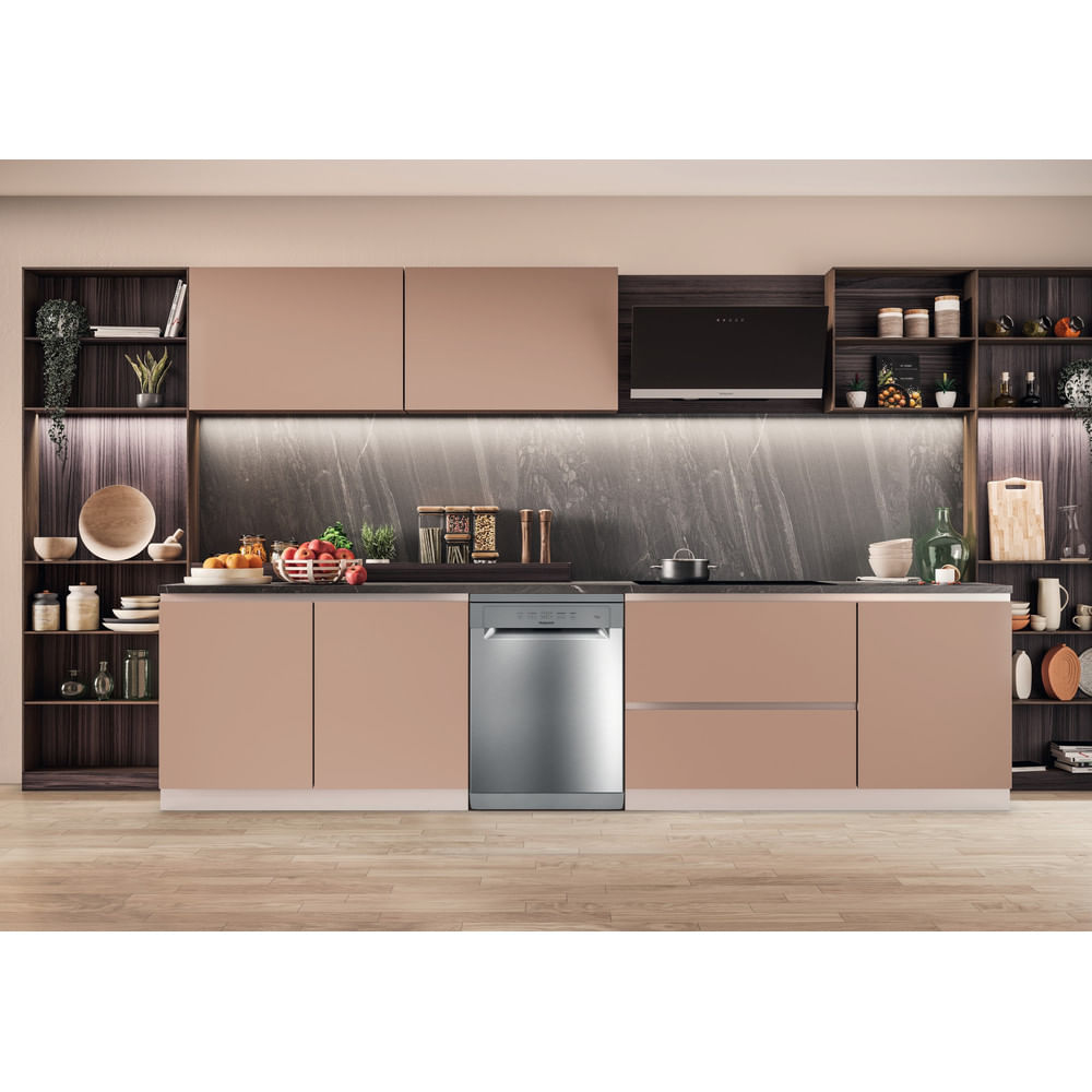 Interni cucina moderna. Dispone di lavastoviglie in acciaio inox, armadi e pavimento in legno.