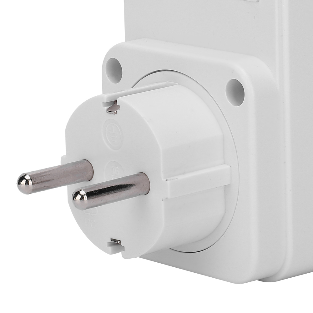 Nahaufnahme eines weißen Netzsteckers mit zwei Metallstiften.