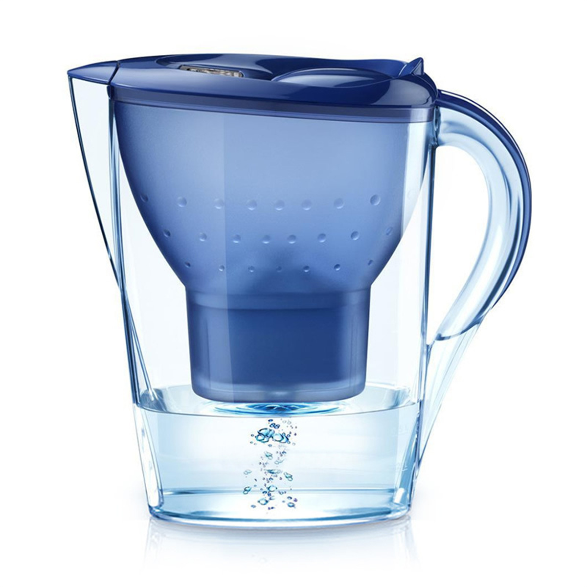 Blauer Wasserfilter-Krug mit blauem Filter im Inneren, Wasser und Blasen sind sichtbar.