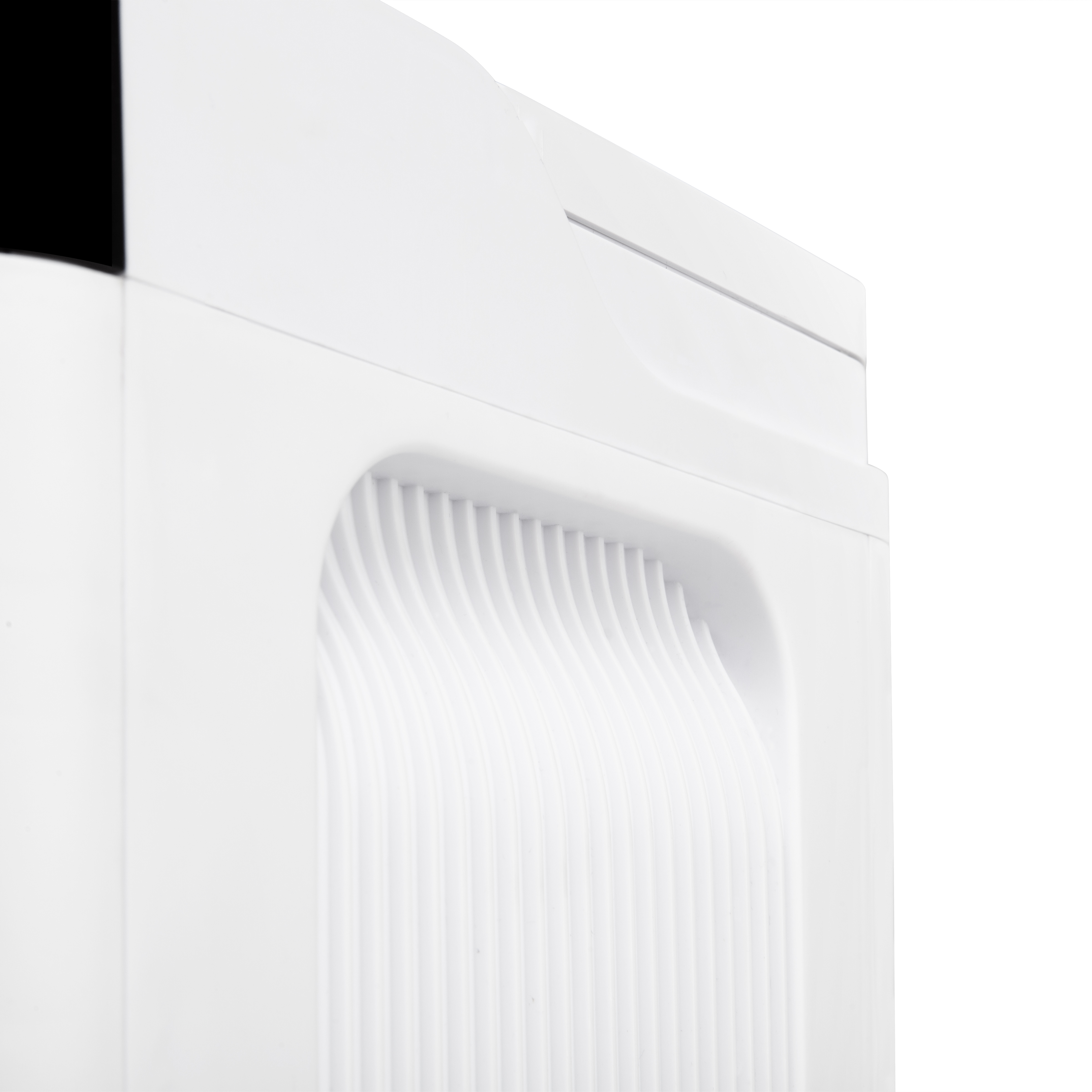 Elettrodomestico bianco dall'aspetto moderno con un design curvo. Presenta una presa d'aria con lamelle verticali.
