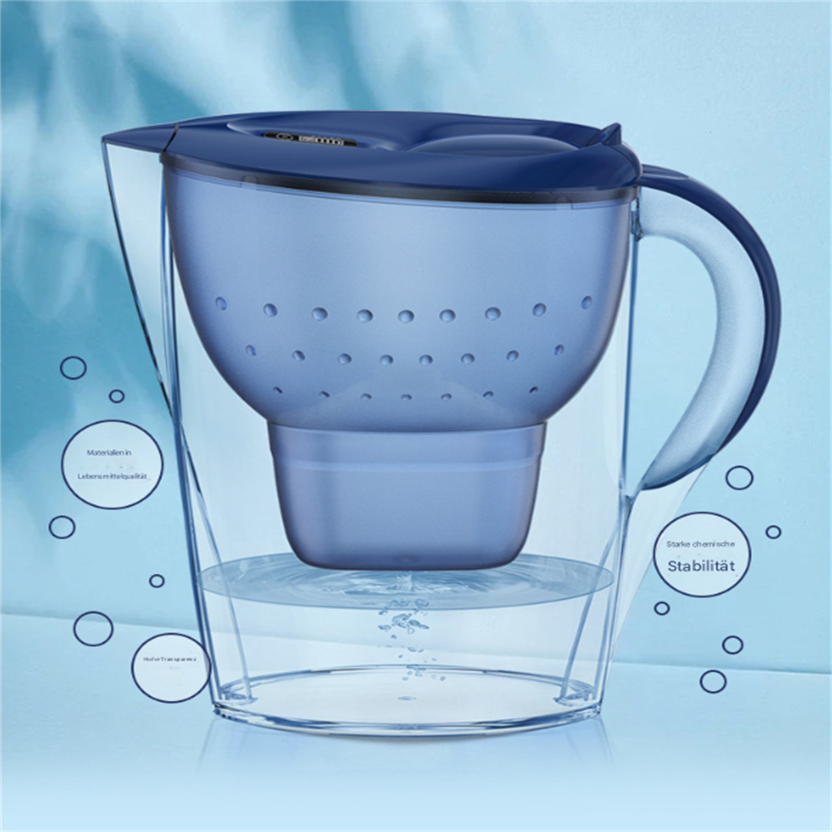 Blauer Wasserfilter-Krug. Transparenter Körper mit blauem Deckel und Griff. Kreise zeigen Weg.