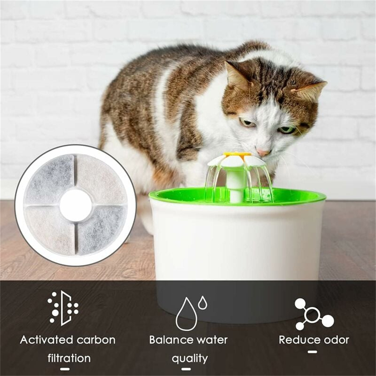 Eine Katze trinkt aus einem Haustier-Wasserbrunnen. Filter und Symbole für Wasserqualität und Geruchsreduzierung gezeigt.