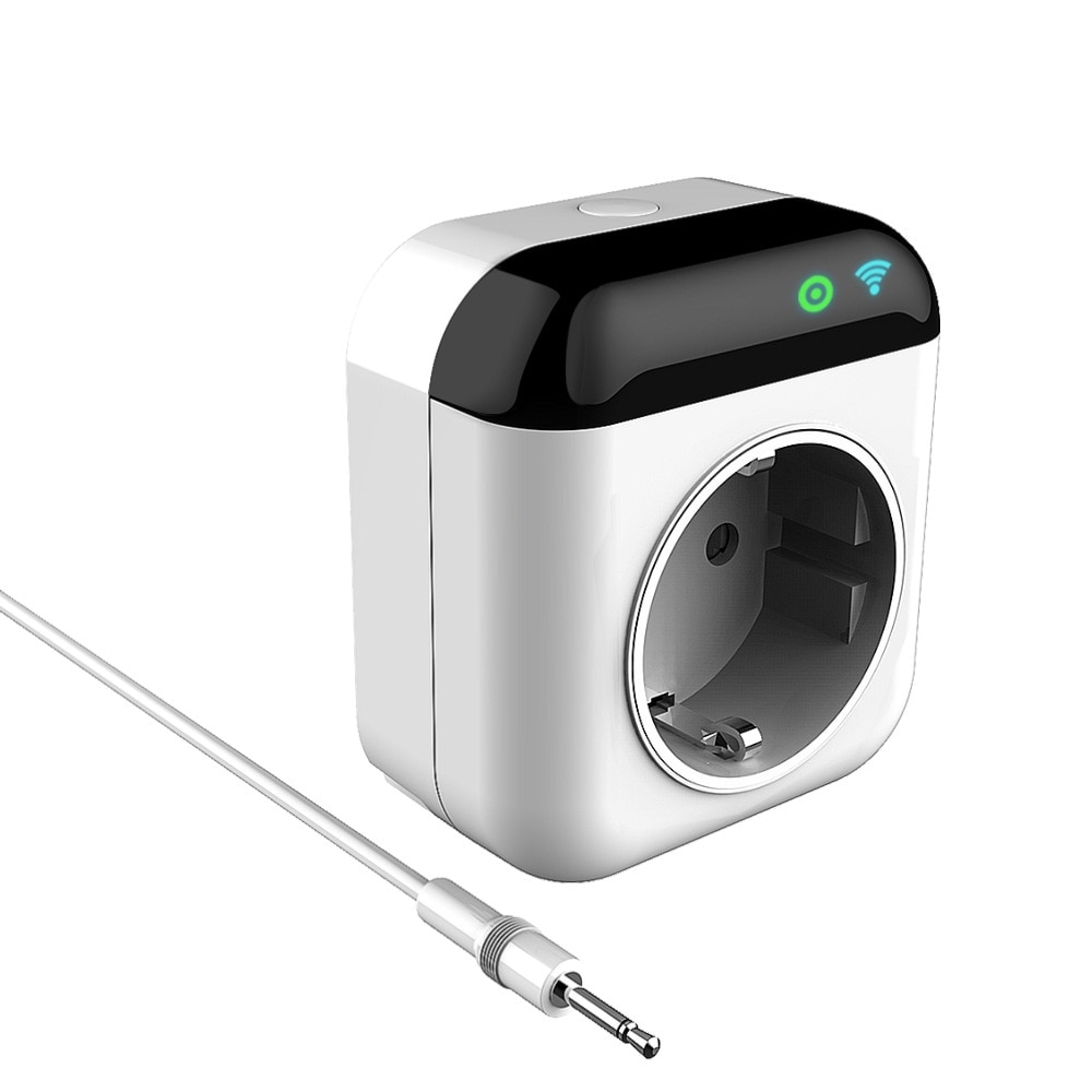 Ein weißer Smart-Plug mit schwarzem Deckel und blauem Licht. Ein Kabel ist angeschlossen.