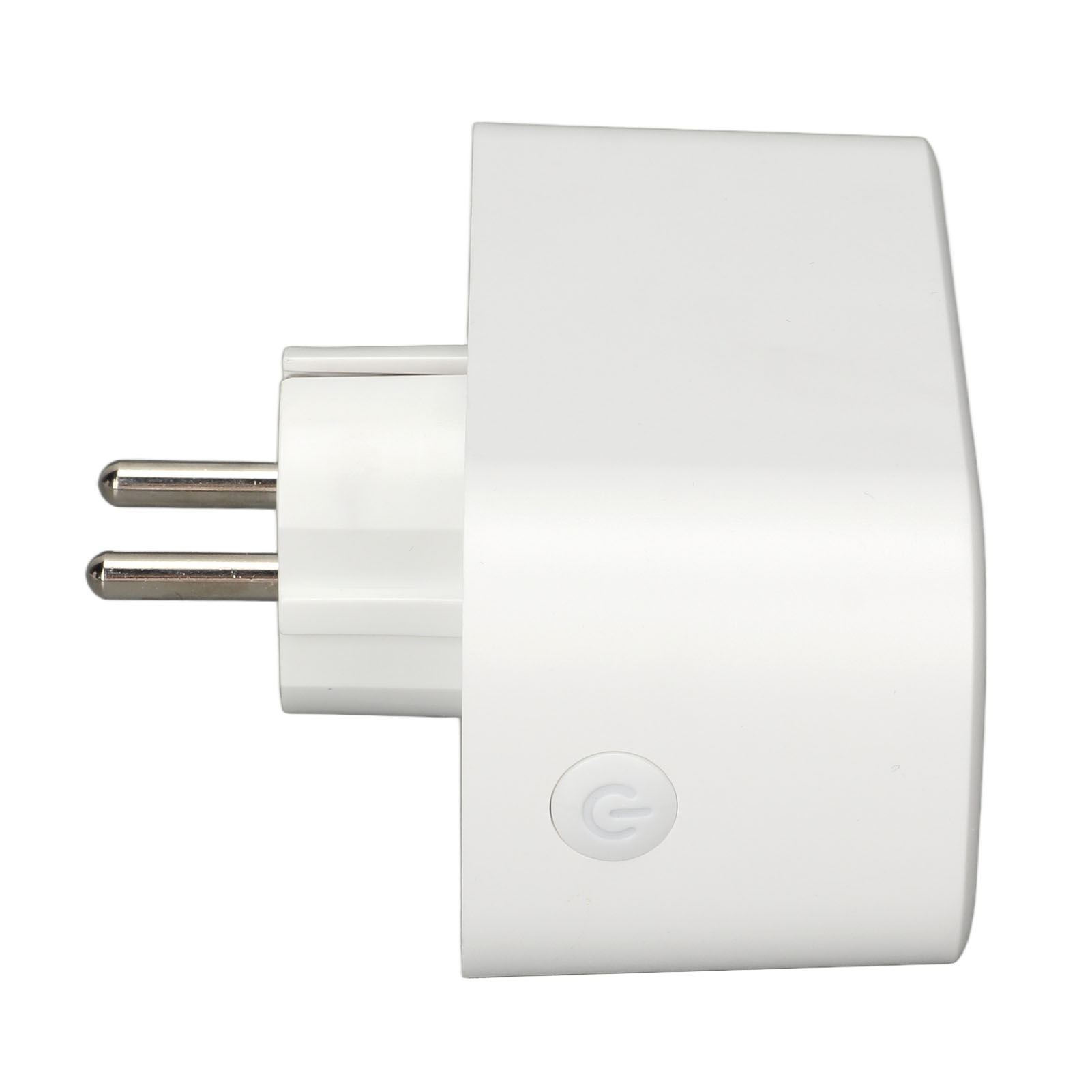 Nahaufnahme eines weißen Smart-Steckers mit zwei Stiften und einem Power-Knopf.