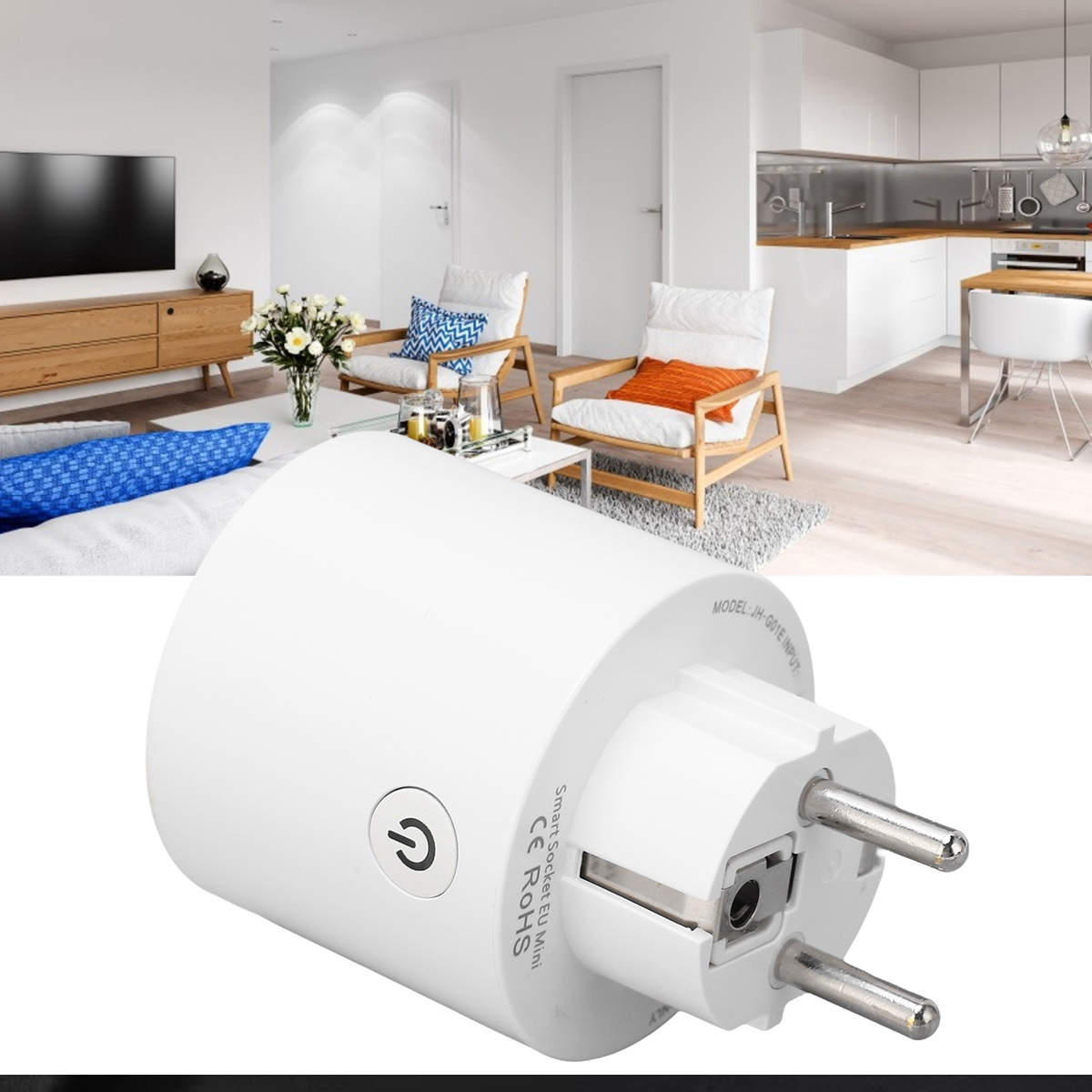 Ein Smart-Stecker im Wohnzimmer. Der Stecker ist weiß, der Hintergrund zeigt ein modernes Wohnzimmer.