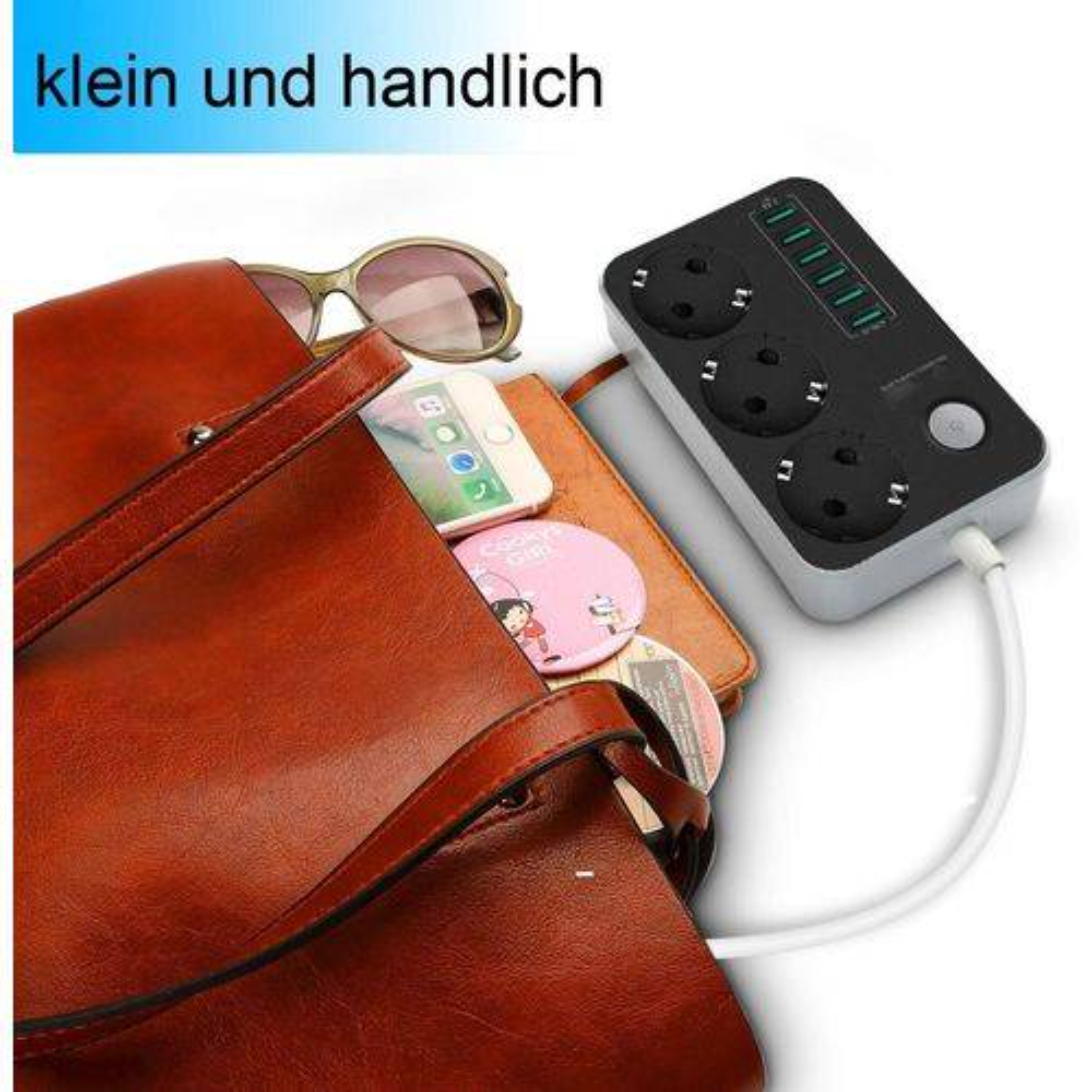 Eine Steckdosenleiste, die an einen Schreibtisch angeschlossen ist und ein Telefon auflädt. Eine weitere Steckdose ist sichtbar, mit herabhängenden Kabeln.