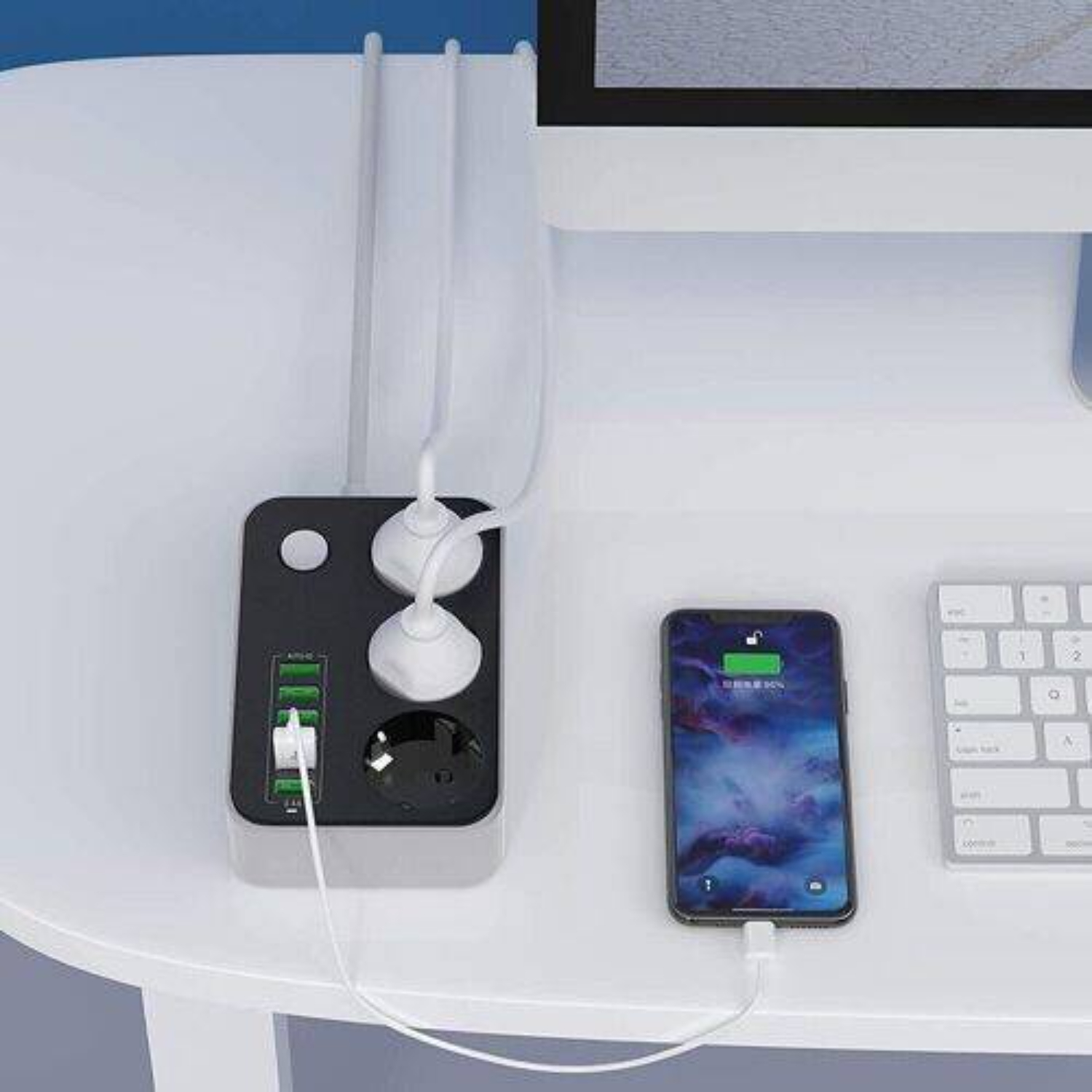 Eine Steckdosenleiste auf einem Schreibtisch, die ein Telefon auflädt. Eine andere Steckdose ist leer, mit herabhängenden Kabeln.