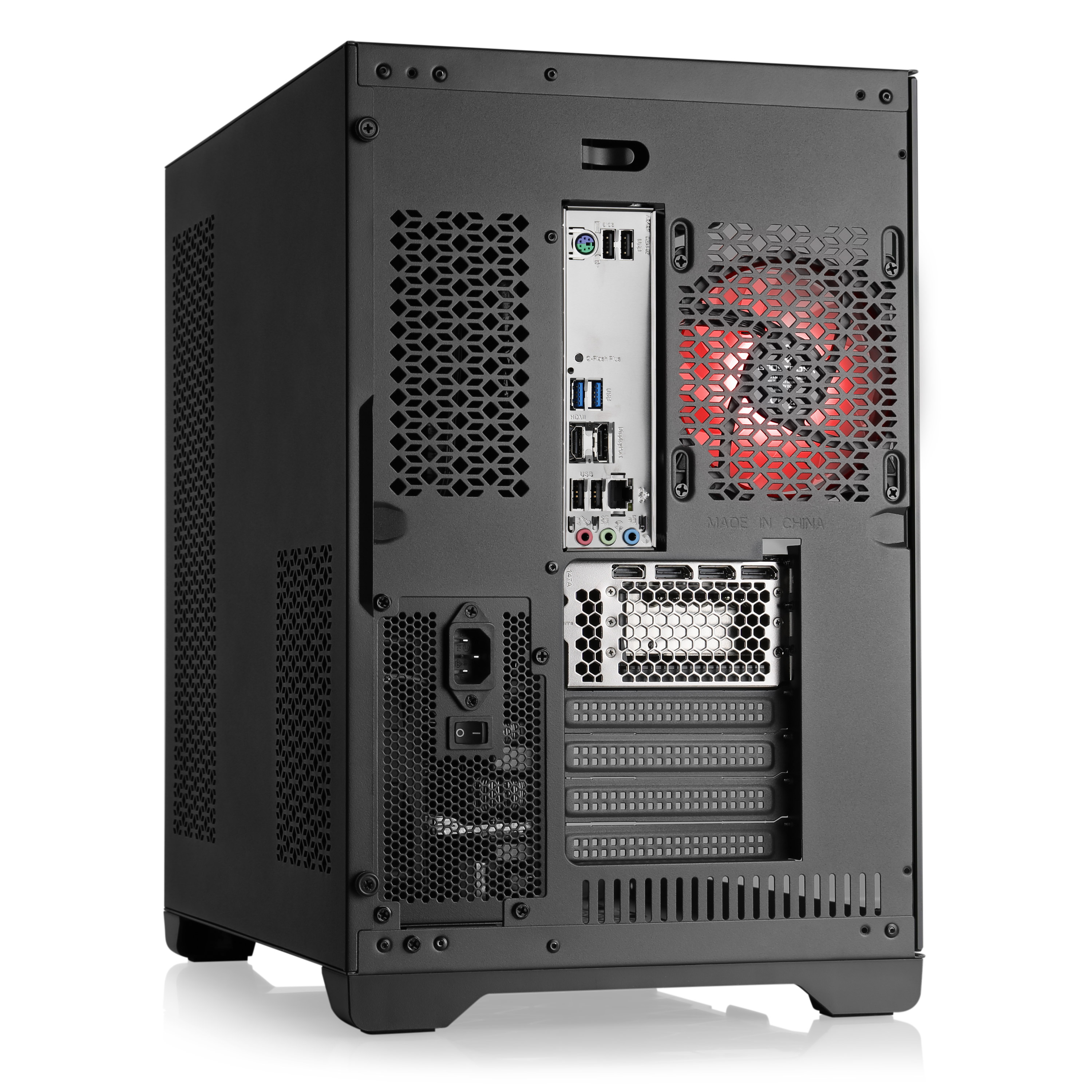 Arrière d'un boîtier d'ordinateur noir avec ventilateur rouge et divers ports. Étiquette Made in China.