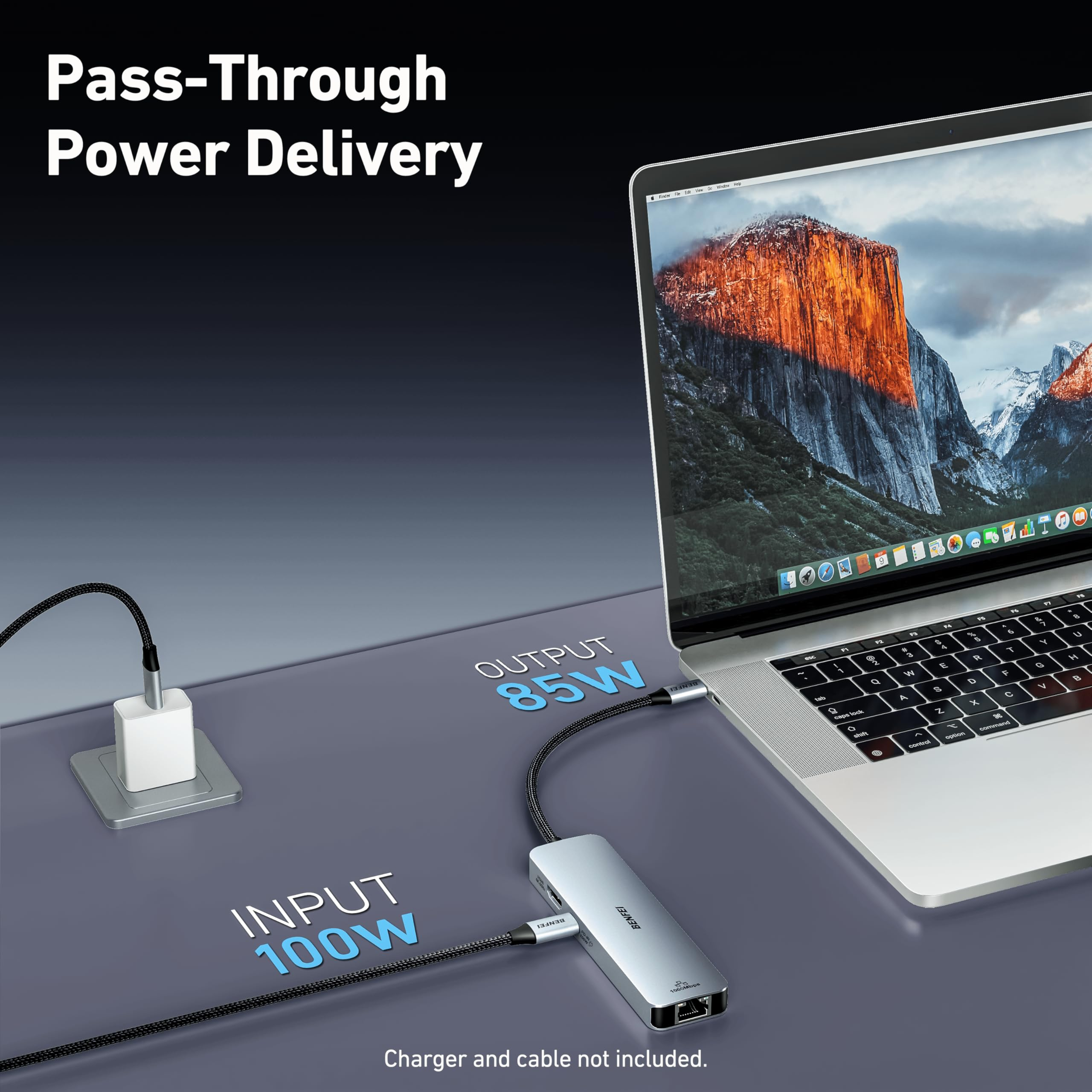 Ein Laptop, der über Kabel mit einem Hub verbunden ist, zeigt Informationen zur Stromversorgung an.