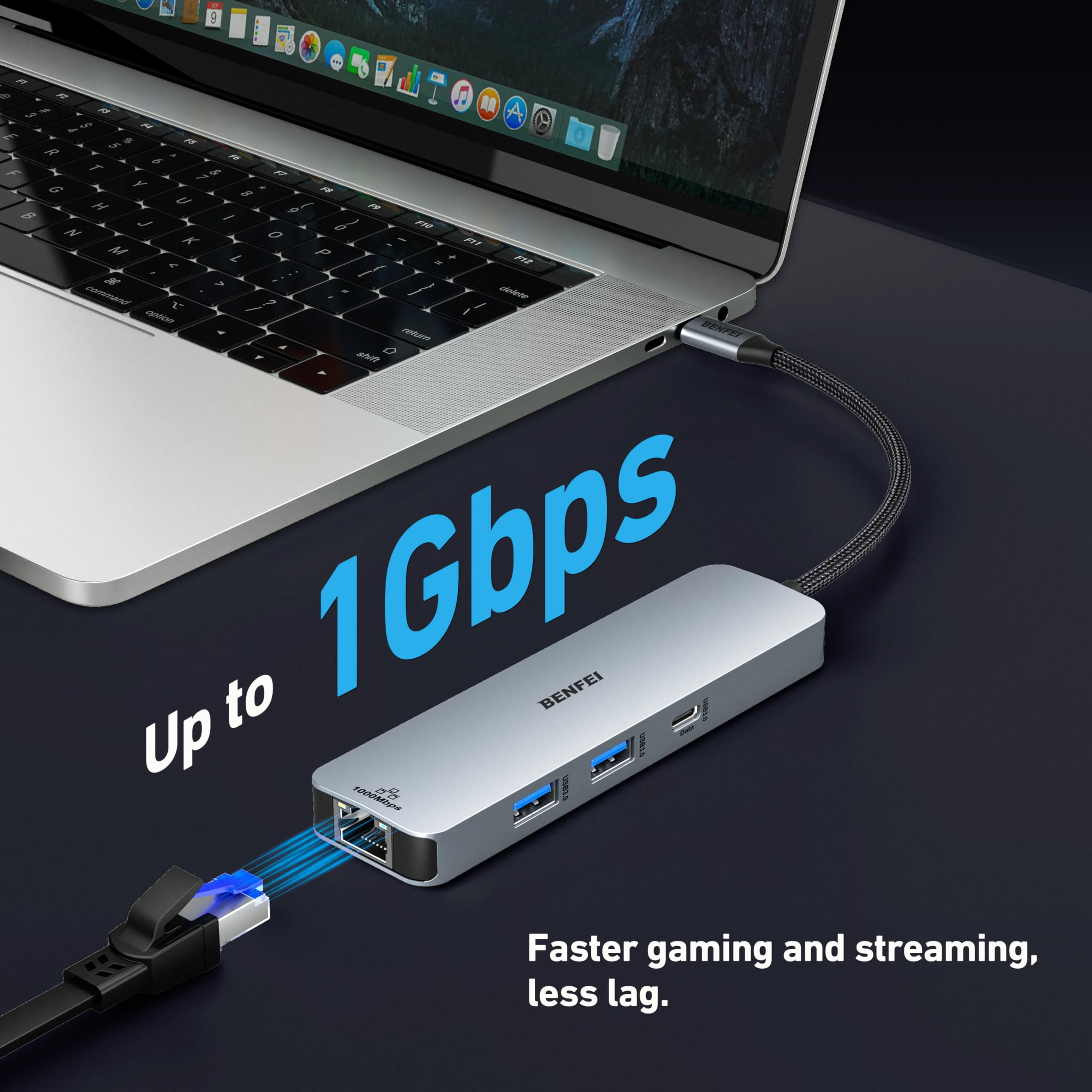 Ein silberner USB-Hub ist mit einem Laptop verbunden. Der Text lautet 'Up to 1Gbps' und 'Schnelleres Gaming und Streaming, weniger Verzögerung'.