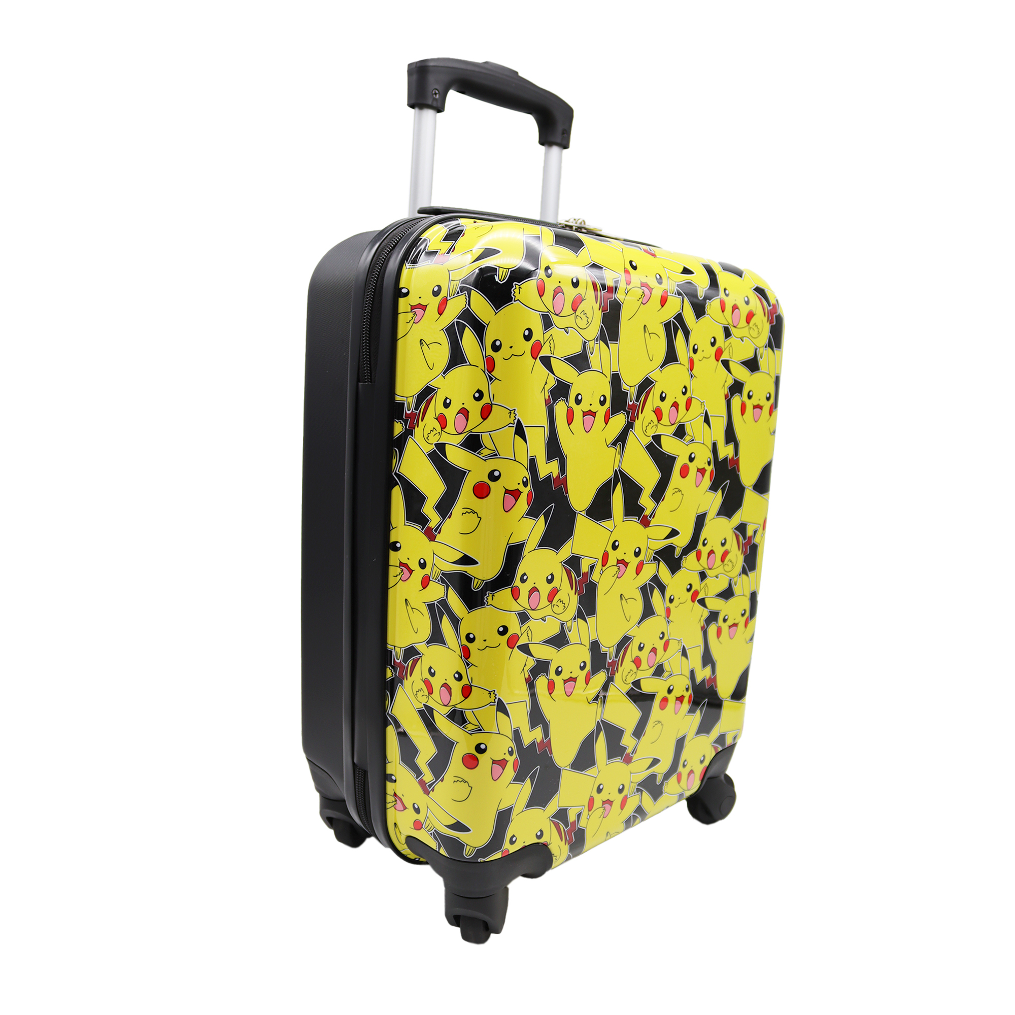 Gelber Koffer mit Pikachu-Muster. Er hat Räder und einen Griff. Der Hintergrund ist weiß.