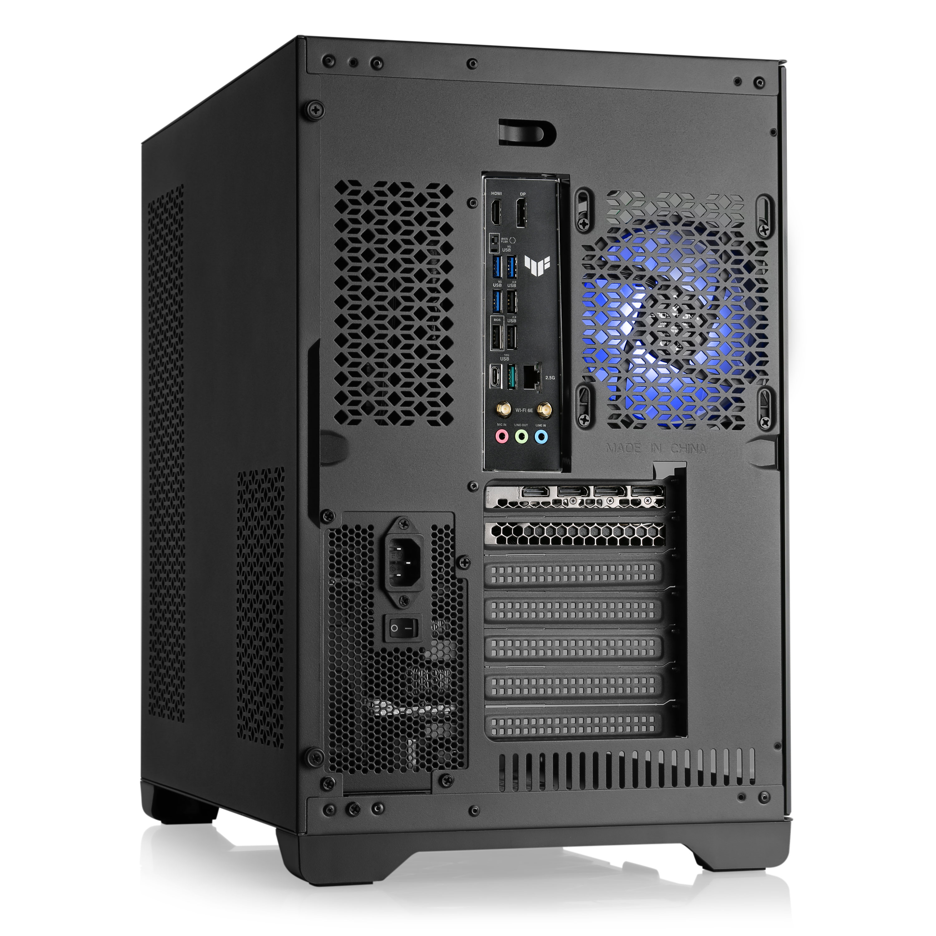 Arrière de boîtier PC noir avec divers ports et une grille de ventilation avec éclairage bleu.