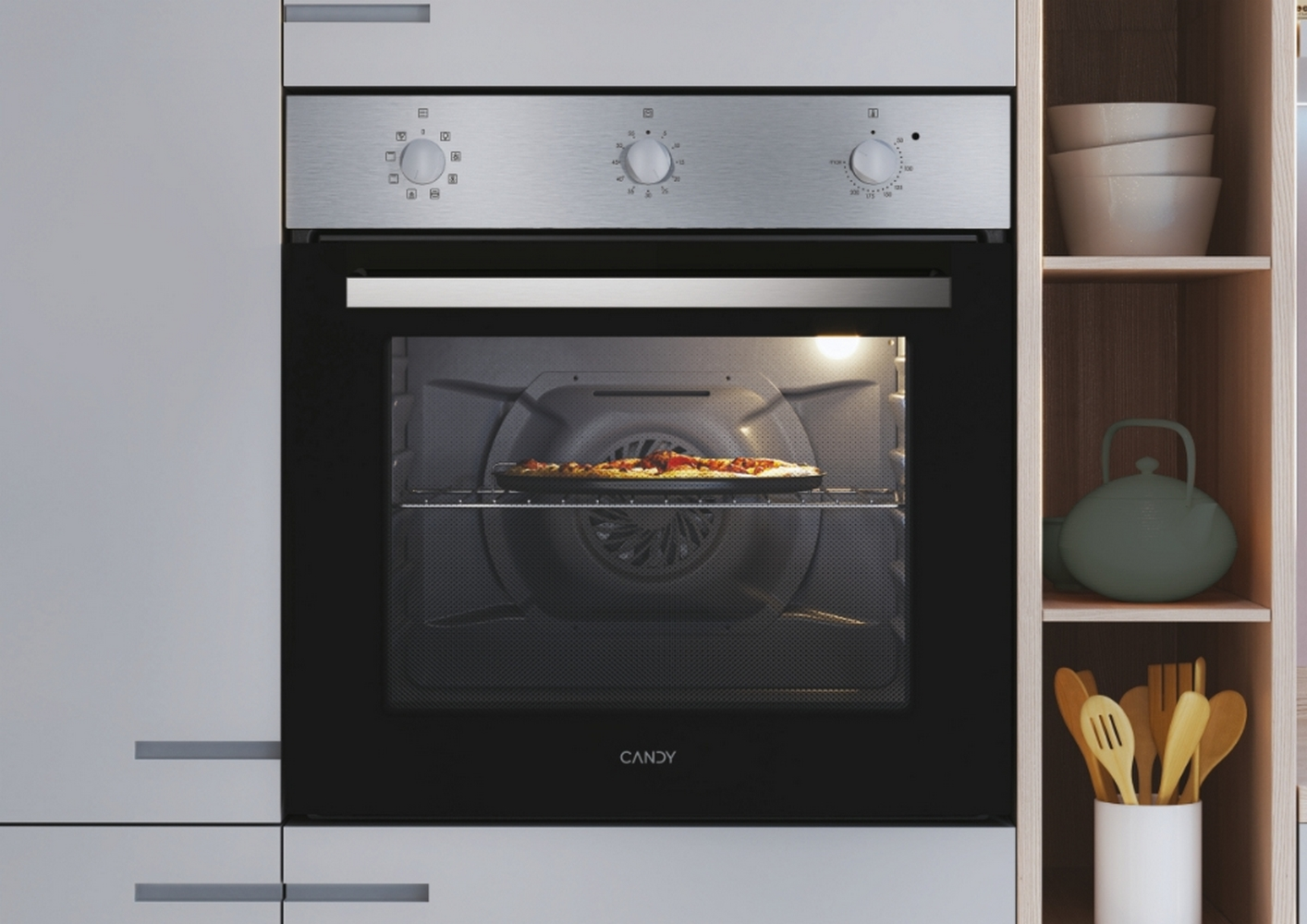 Forno con pizza dentro, in cucina. Manopole sopra.