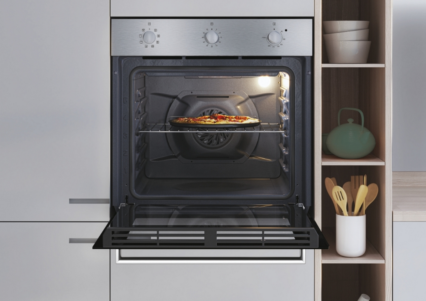 Pizza nel forno con porta aperta. Forno in un ambiente cucina grigio chiaro.