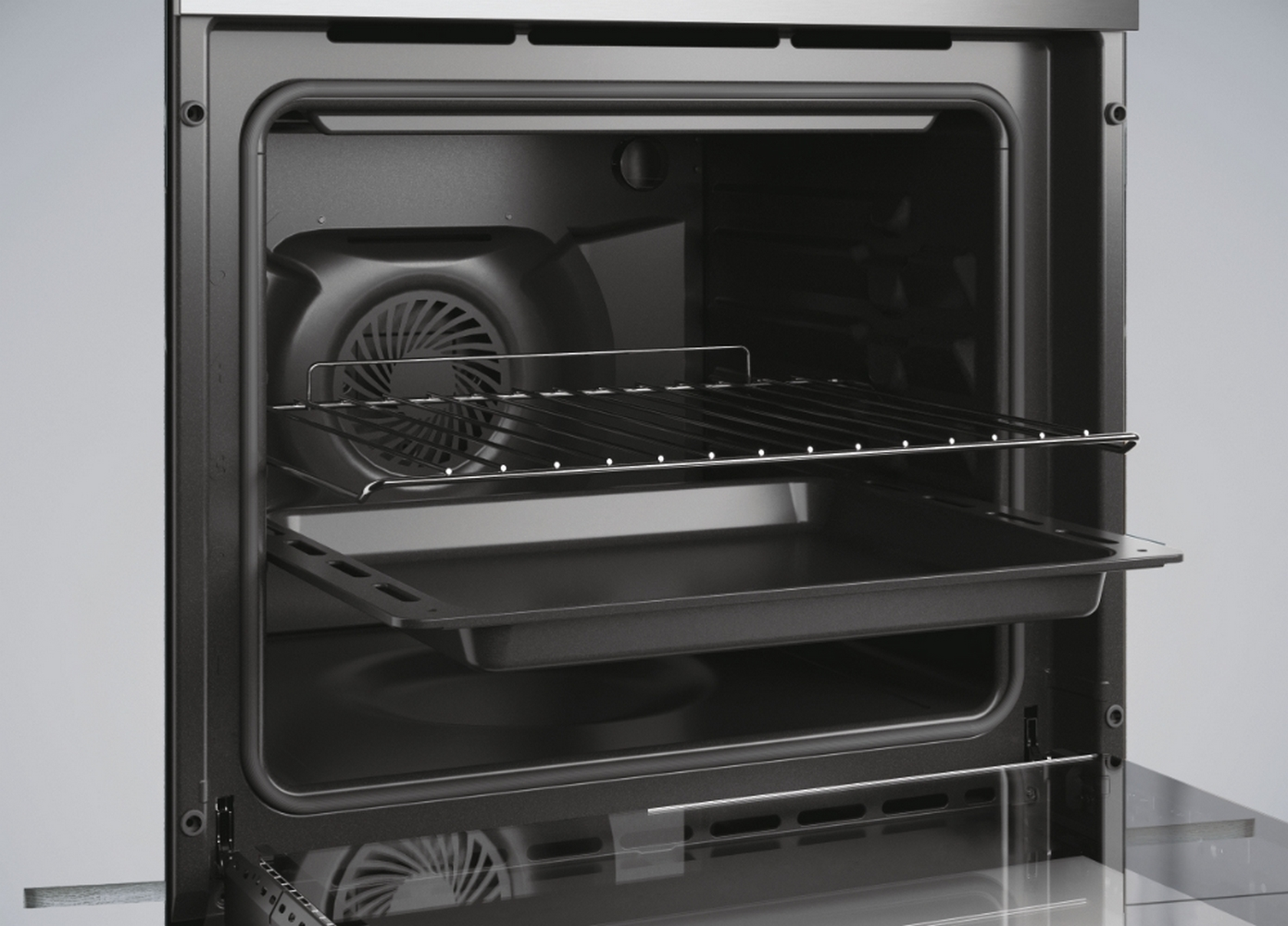 All'interno di un forno, sono visibili una griglia e un vassoio.