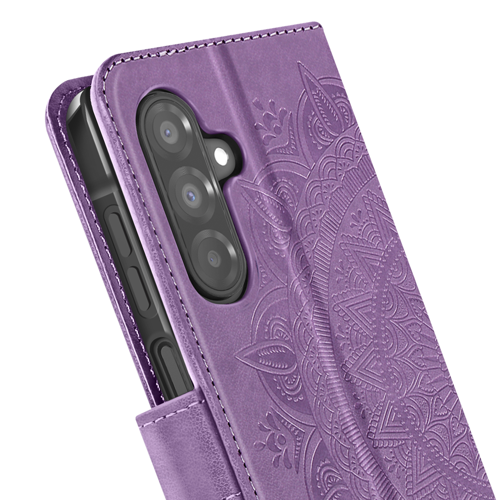 Una custodia per telefono viola con un design a mandala. Il telefono è parzialmente inserito.