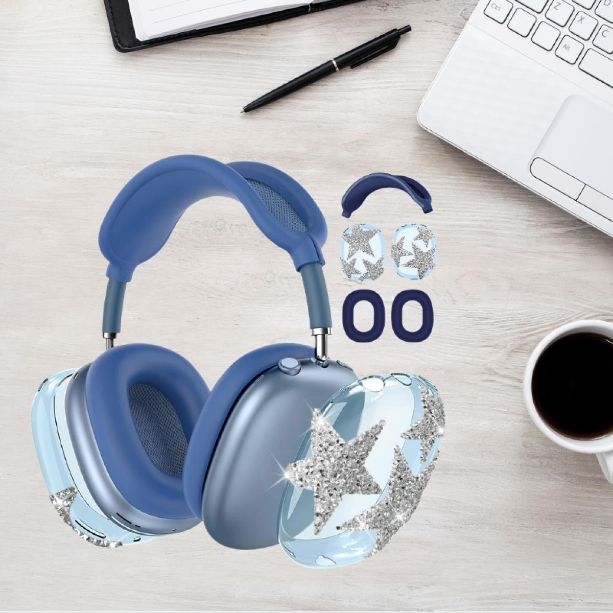 Blaue Kopfhörer mit Sterndesigns, Zubehör und Laptop auf Holzschreibtisch.