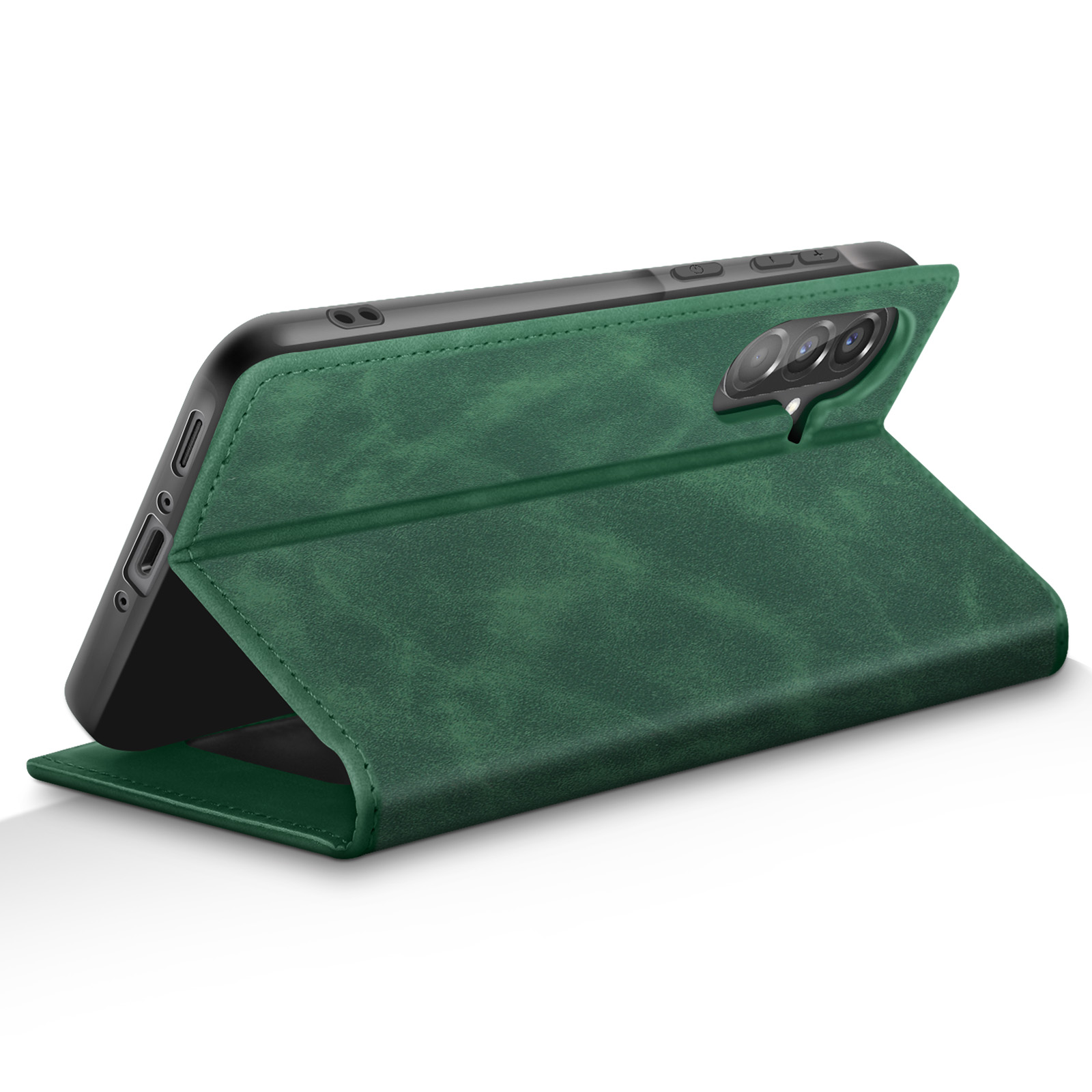 Groene telefoonhoes open, onthult zwarte telefoon. Hoes heeft leertextuur. Witte achtergrond.