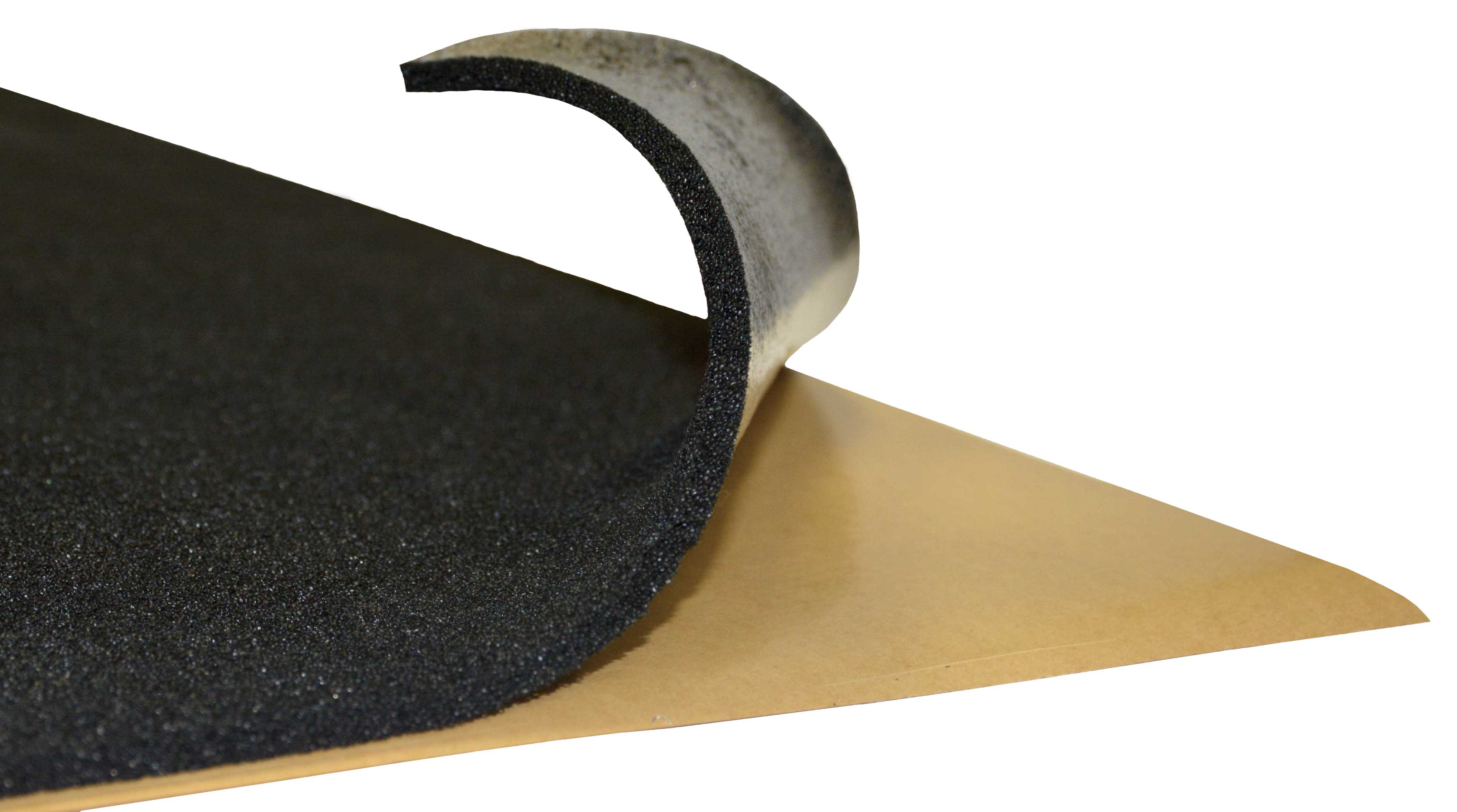 Schwarzer Schaumstoff wird von braunem Papier abgezogen. Der Schaumstoff ist strukturiert. Weißer Hintergrund.