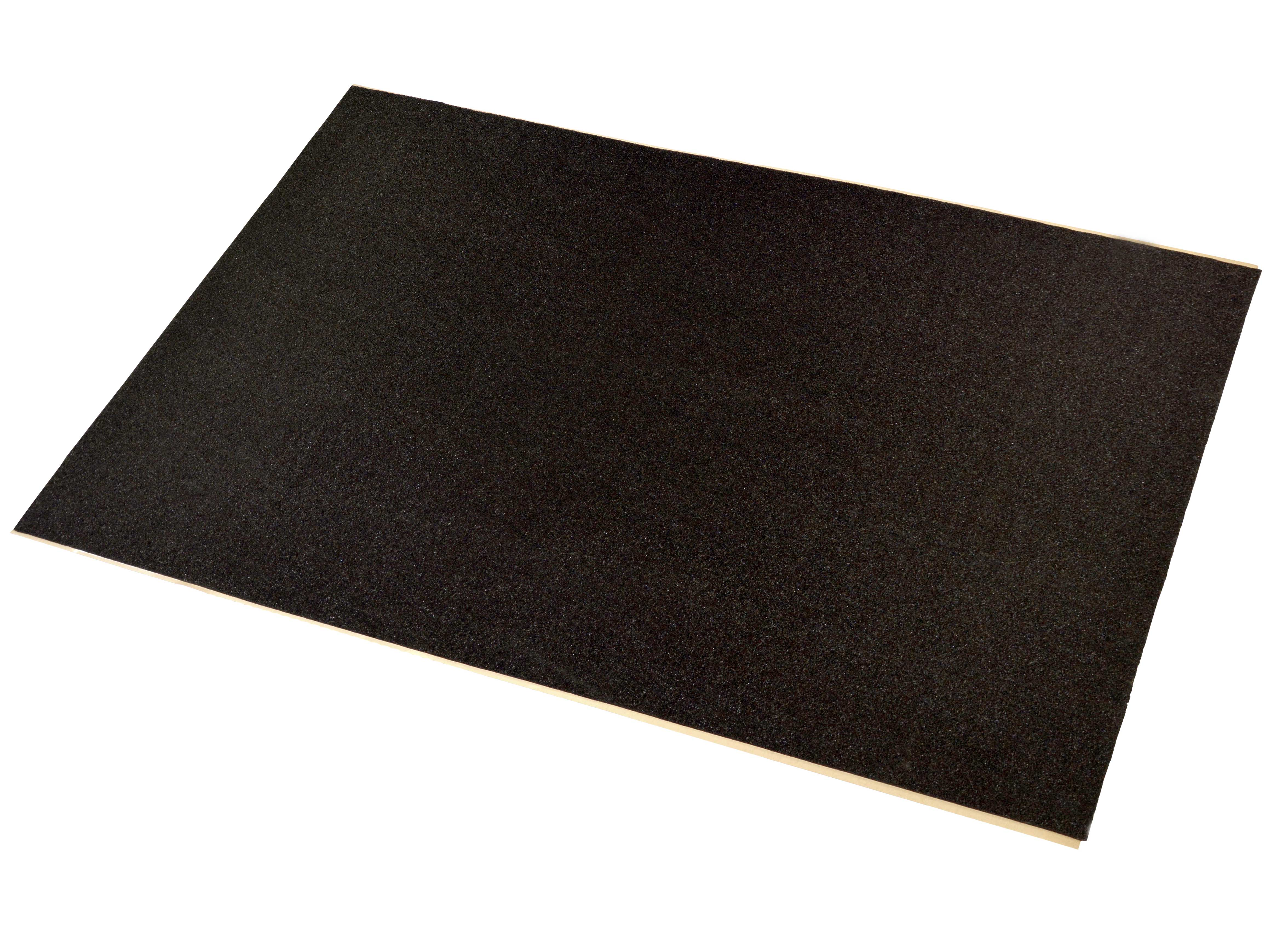 Eine schwarze rechteckige Oberfläche, möglicherweise eine Matte, vor weißem Hintergrund.