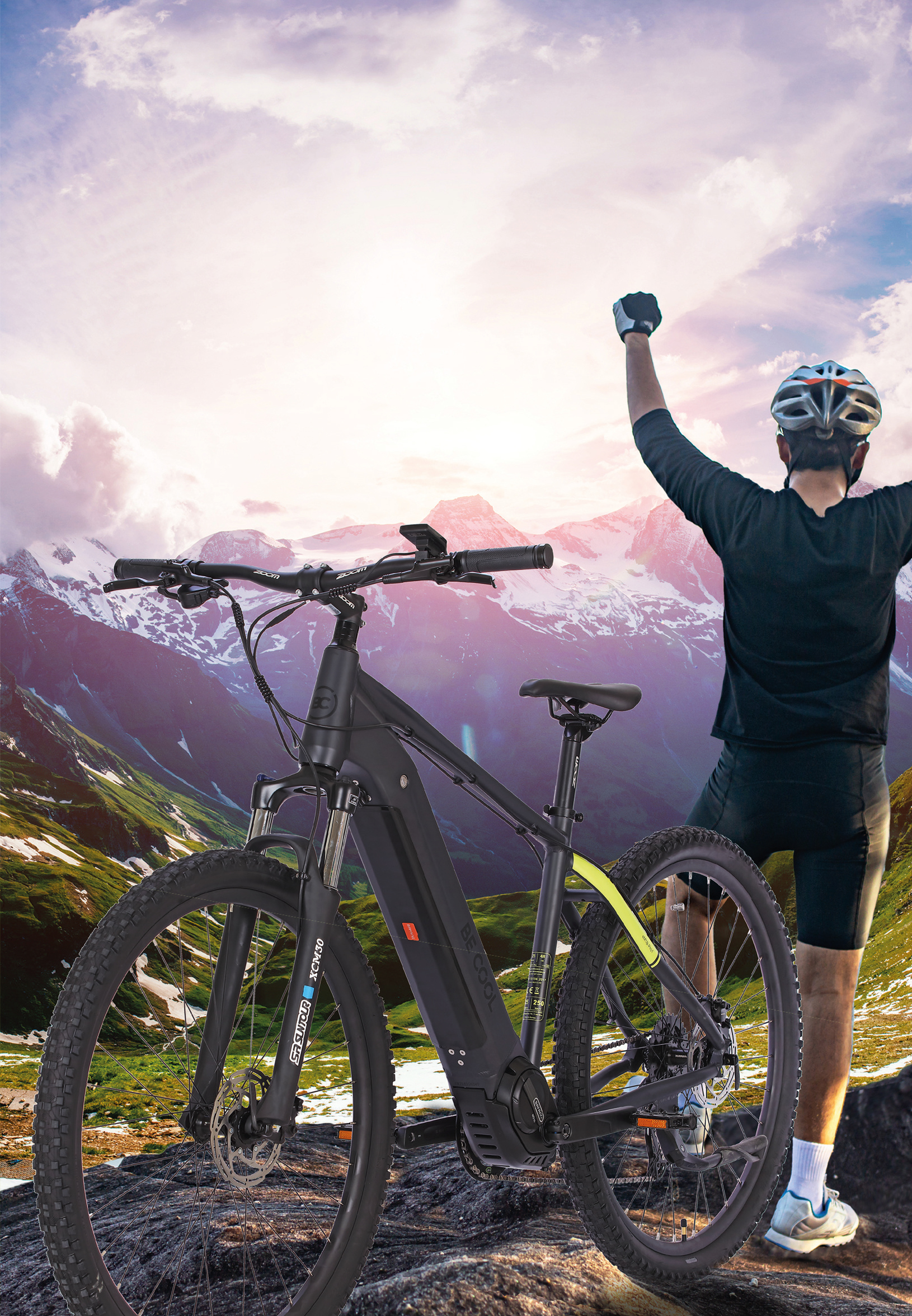 Mann auf Berg mit E-Bike hebt Arm. Bergkulisse mit Wolken.