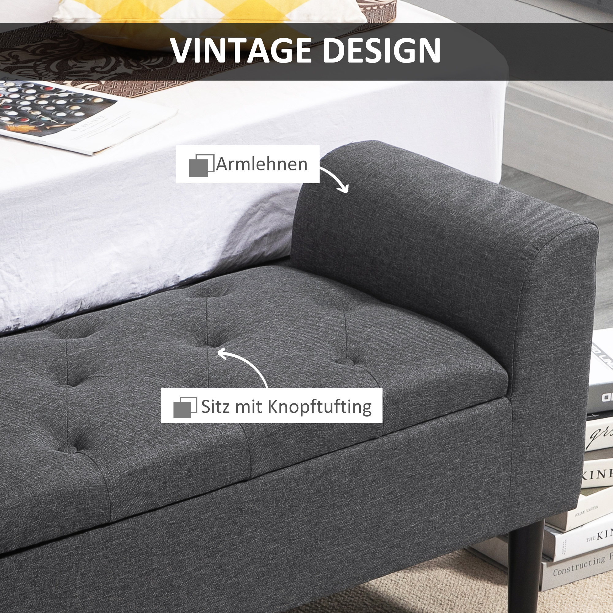 Eine graue Sitzbank mit Vintage-Design. Zeigt Armlehnen, getuftete Sitzfläche und Informationsetiketten.