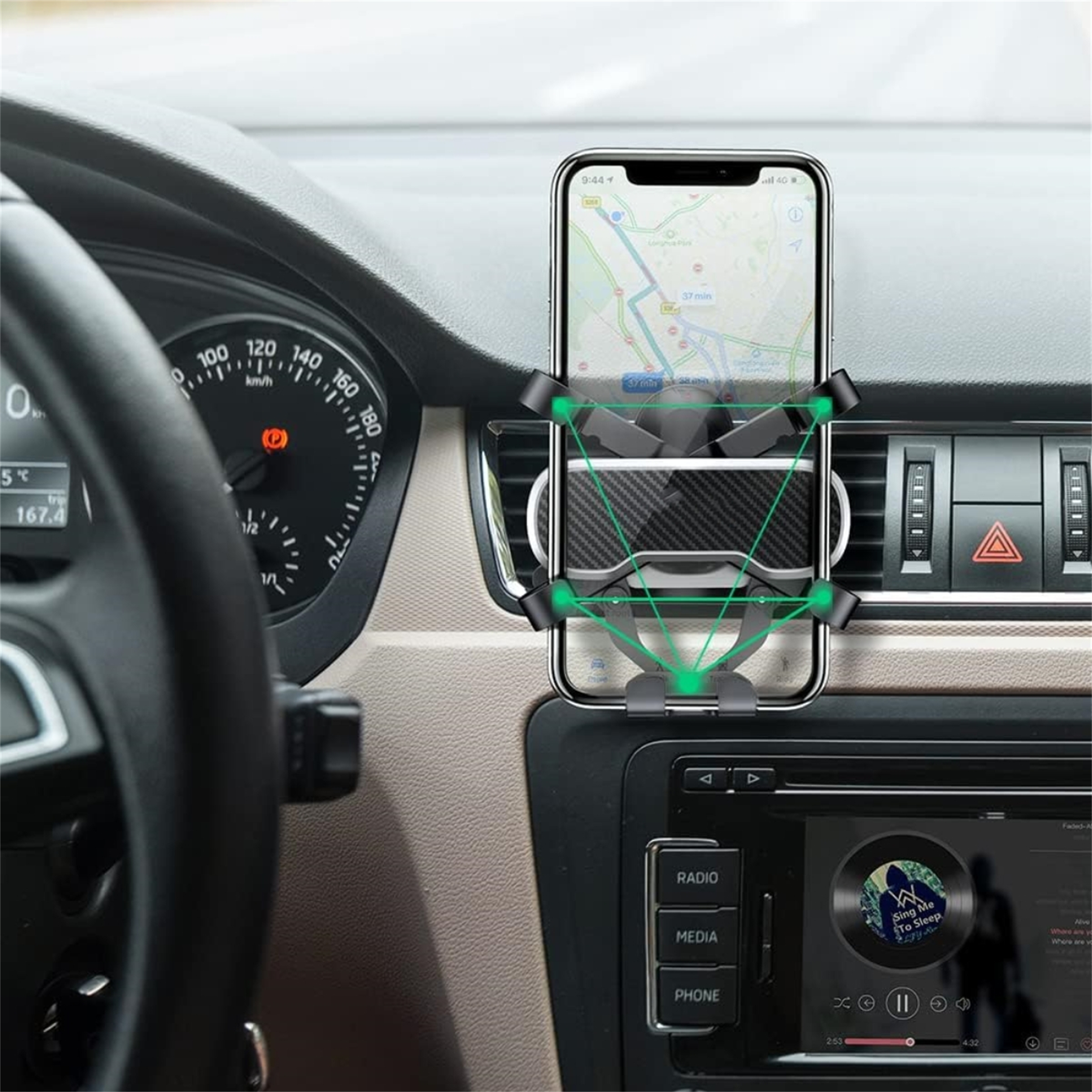 Armaturenbrett mit Telefon am Luftauslass. Das Telefon zeigt eine Karte und das Auto wird benutzt.