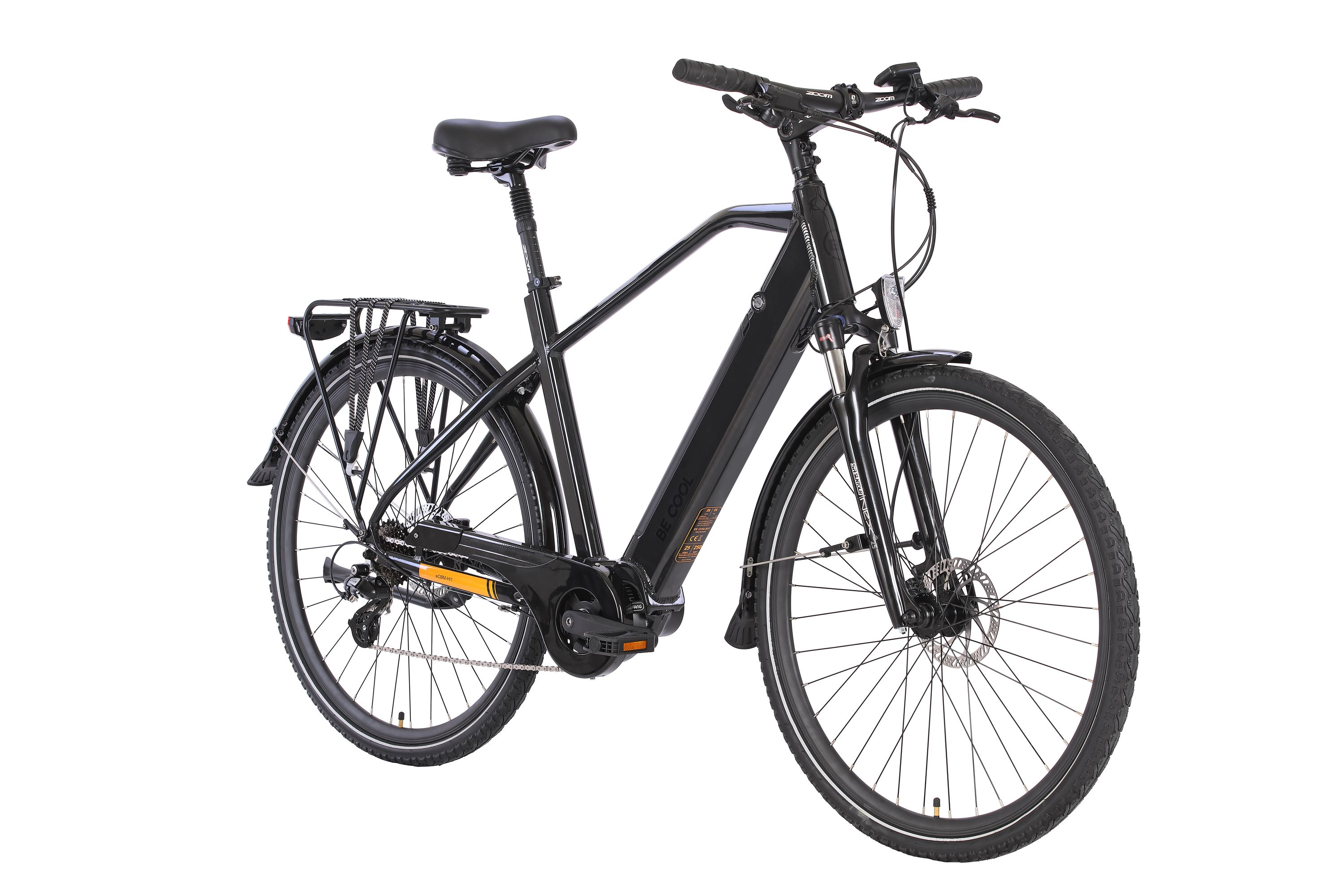 Schwarzes Elektrofahrrad mit Gepäckträger, aus leichtem Winkel betrachtet. Reifen und Rahmen sind sichtbar.