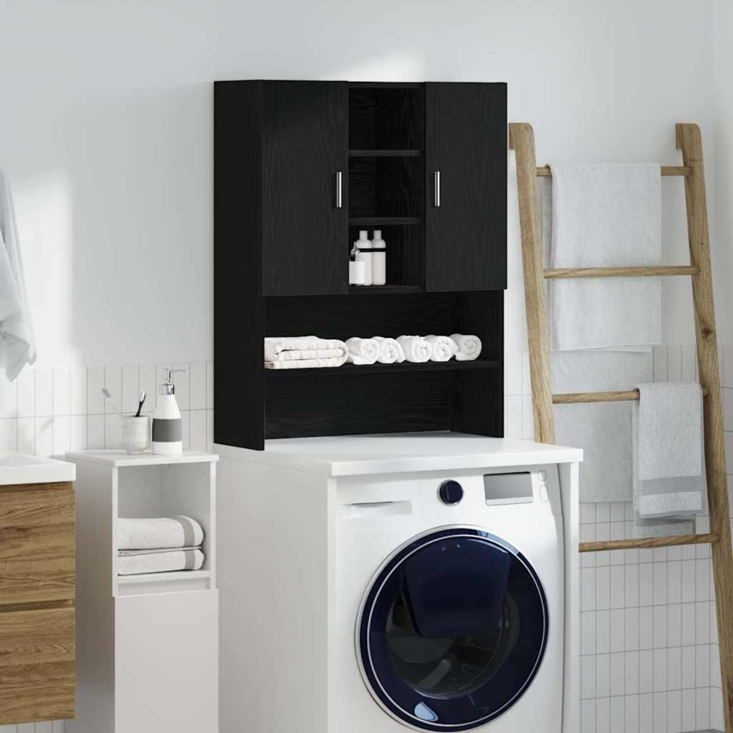 Schwarzer Schrank über Waschmaschine, Handtücher und Toilettenartikel sichtbar.
