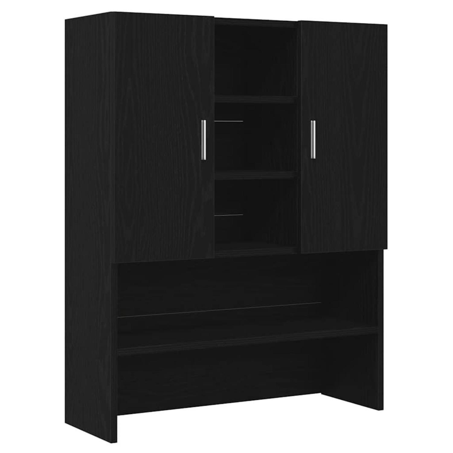 Ein schwarzer Holzschrank mit zwei Türen oben und offenen Regalen unten vor weißem Hintergrund.