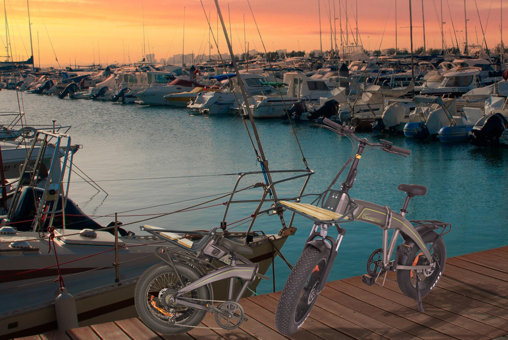 E-Bike auf einem Holzsteg. Boote und Hafen im Hintergrund, Sonnenuntergangshimmel.
