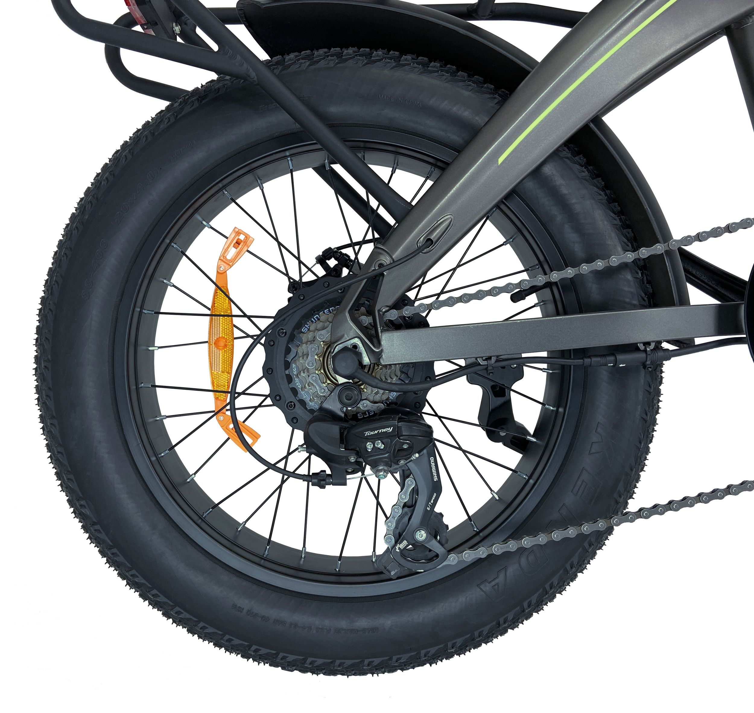 Nahaufnahme eines schwarzen Fahrrad-Hinterrads, Reifens, Zahnrädern und Kette, weißer Hintergrund.