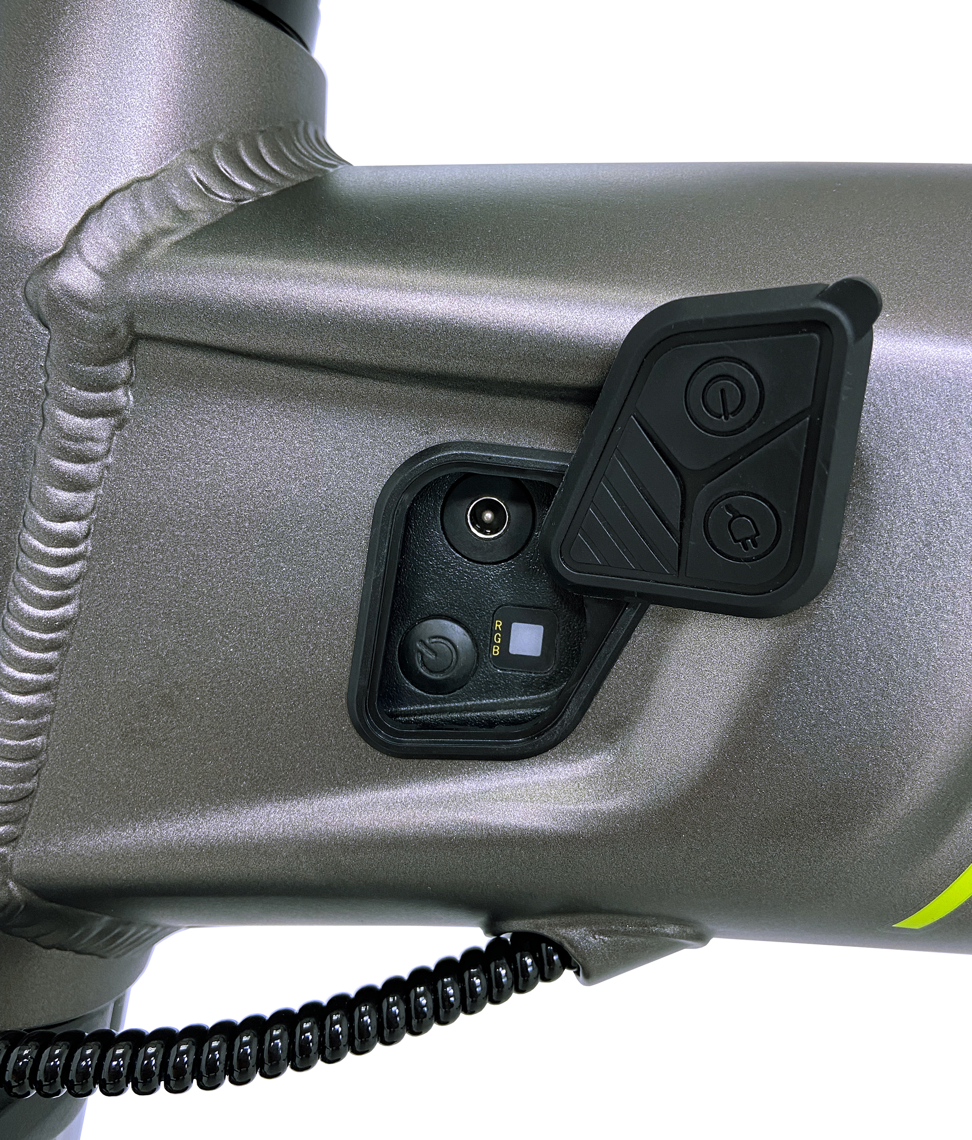 Nahaufnahme der E-Bike-Bedienelemente: Ein-/Aus-Taste, Ladeanschluss, Anzeigen.