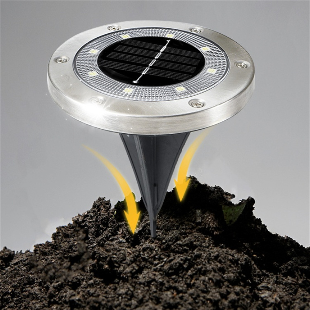 Solarleuchte wird in den Boden eingesetzt, mit Pfeilen, die das Einsetzen anzeigen.