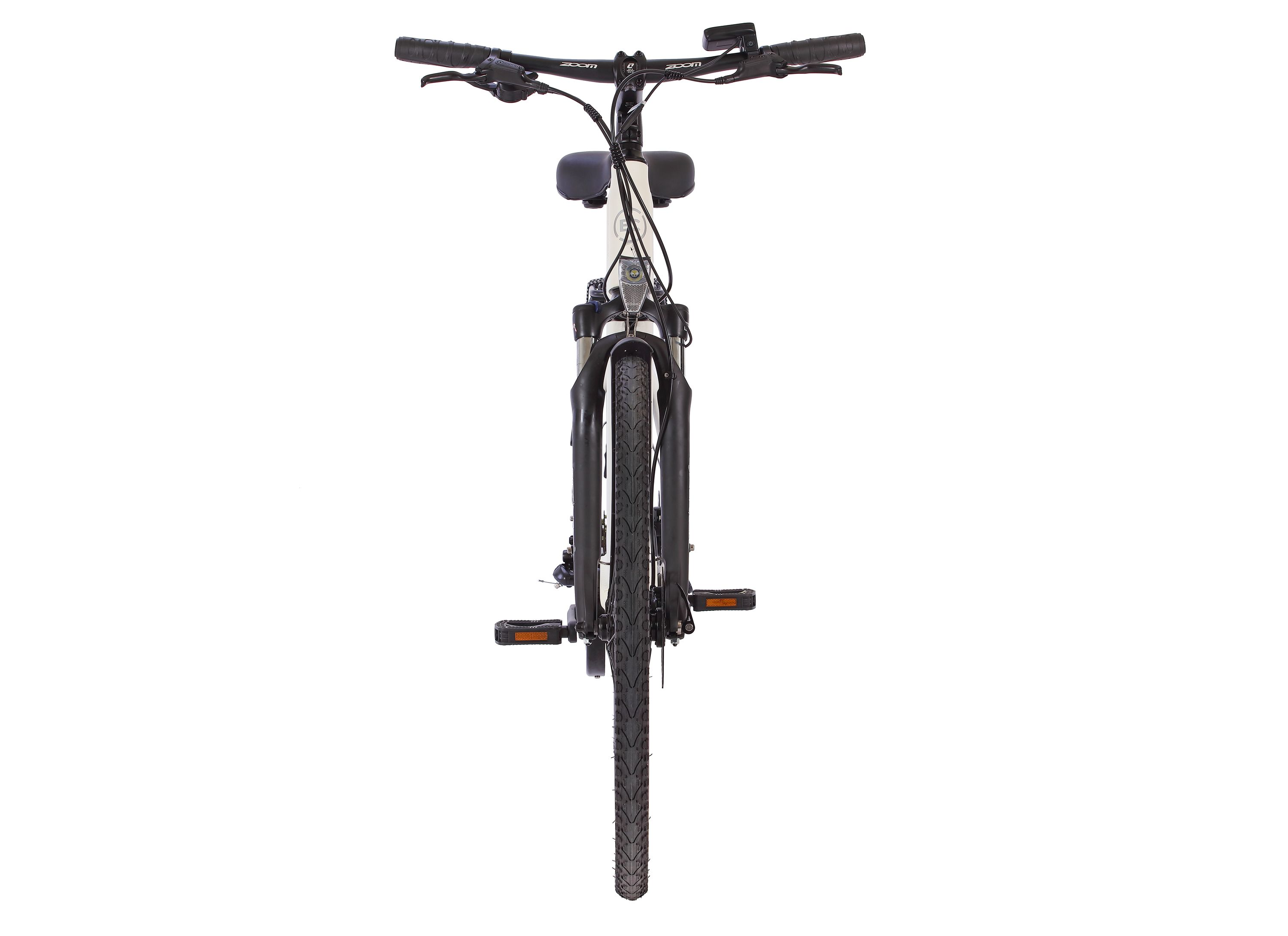 Ein Fahrrad von vorne gesehen, vor einem weißen Hintergrund positioniert.