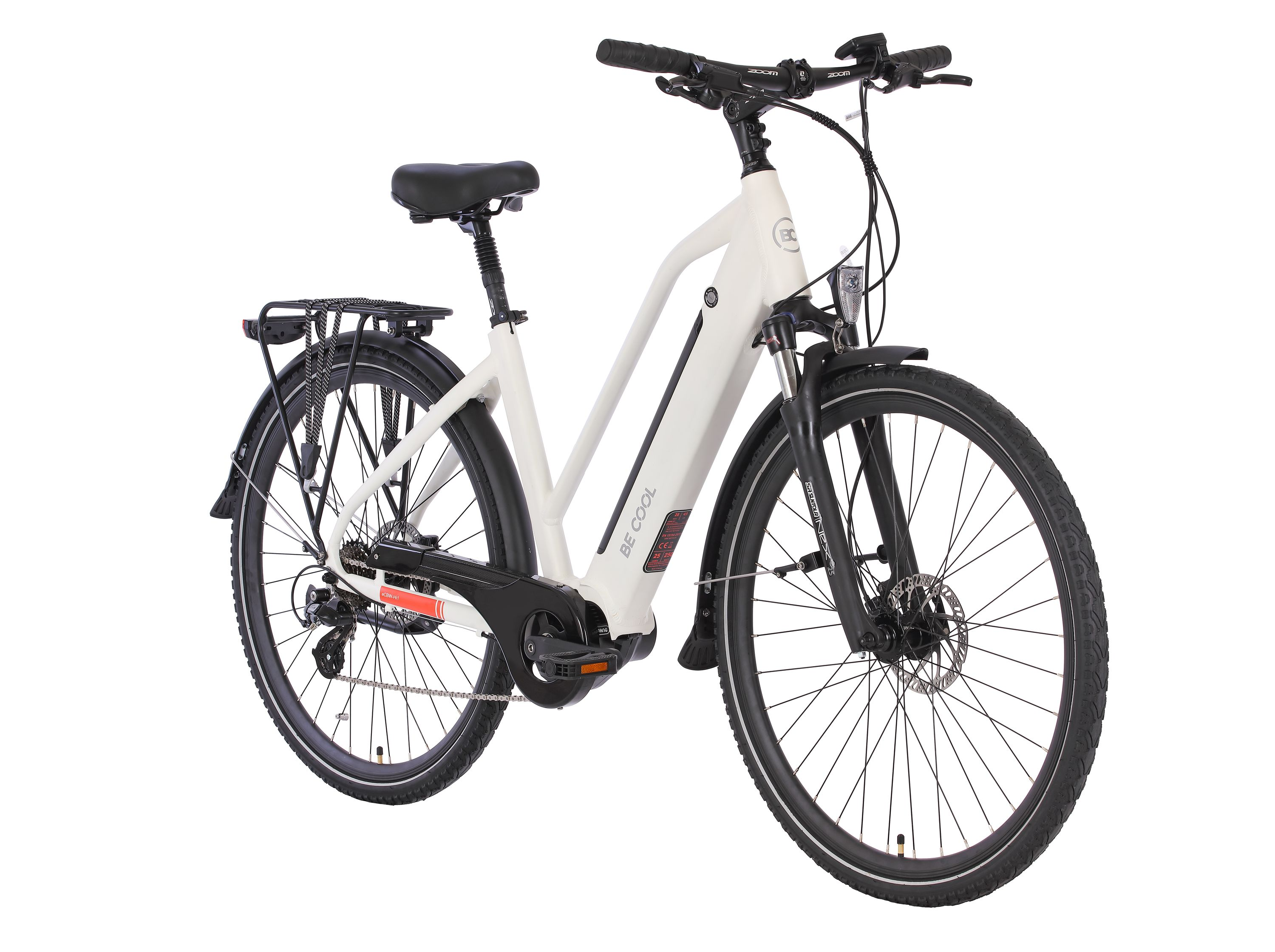 Ein weißes Elektrofahrrad mit schwarzem Rahmen und Reifen. Es hat einen Korb und ein Licht.